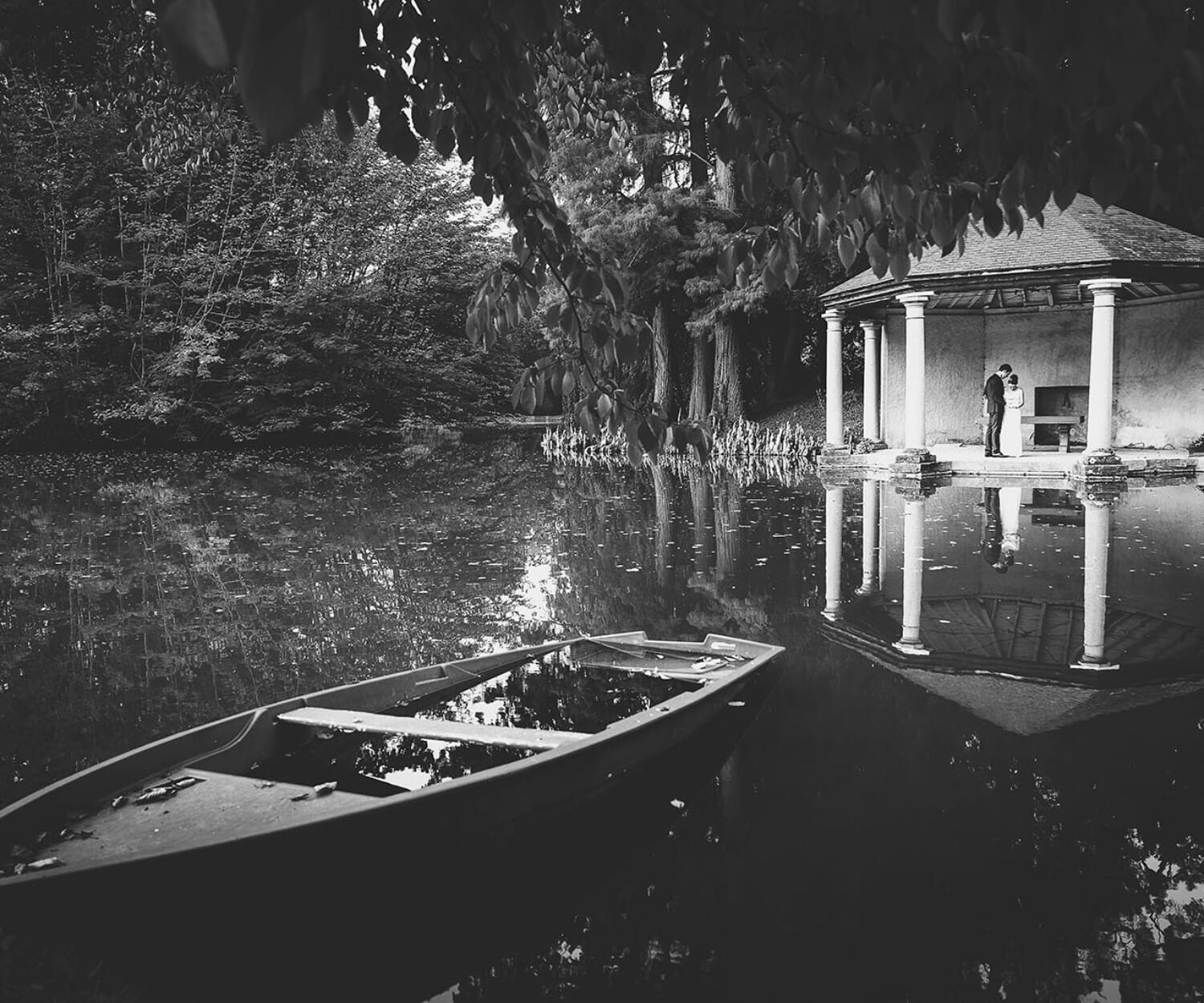 Mariage la séance découverte est la séance de couple lorsque les mariés se rencontrent. Il y a beaucoup d'émotion et de beauté à ce moment là. David Pommier photographe de mariage à l'arboretum de la Balaine à Villeneuve sur Allier