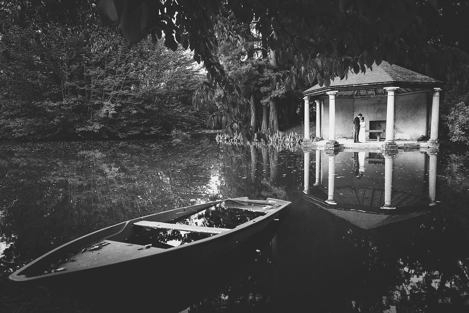 photographe-portrait-mariage-couple-arboretum-baleine-villeneuve-allier-etang-bateau-kiosque-davidpommier