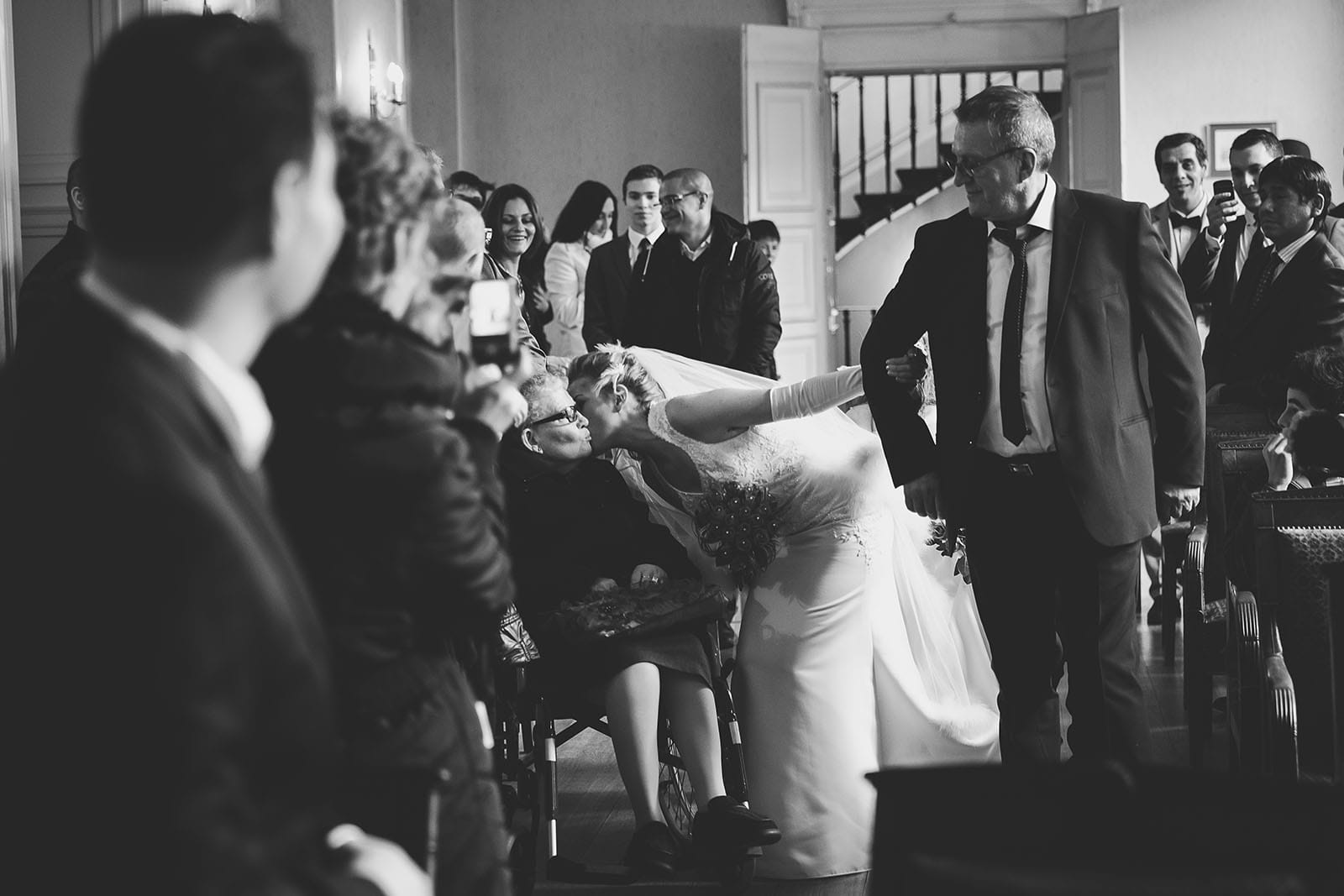 -photographe-mariage-emotion-mamie-grand-mere-bisous-mariee-pere-lyon-mairie-davidpommier