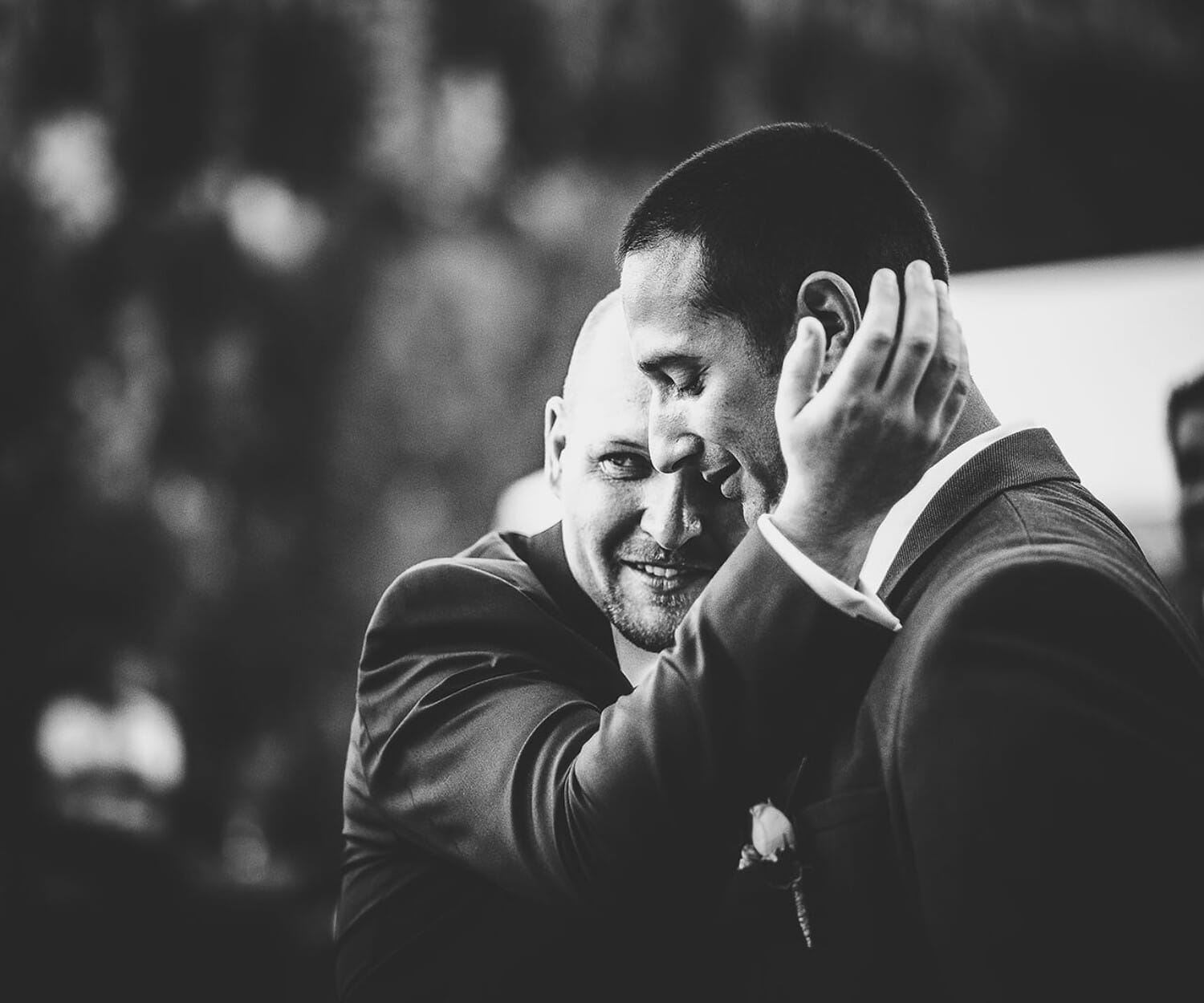 Mariage - Château de Miremont à côté de Clermont Ferrand. Le marié embrasse son témoin plein d'émotion et de bonheur. David Pommier photographe de mariage à Clermont ferrand
