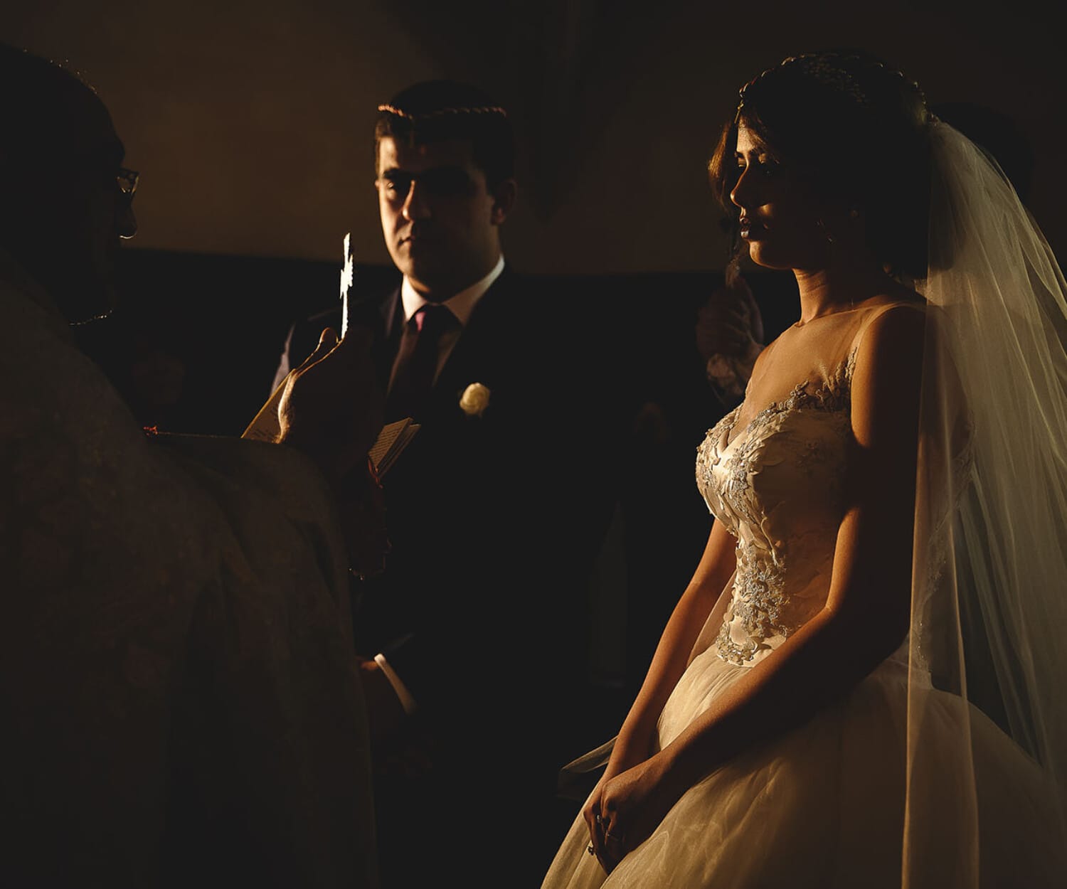 Mariage au Château de Beguin David Pommier photographe de mariage. Portrait des mariés durant la cérémonie religieuse arménienne