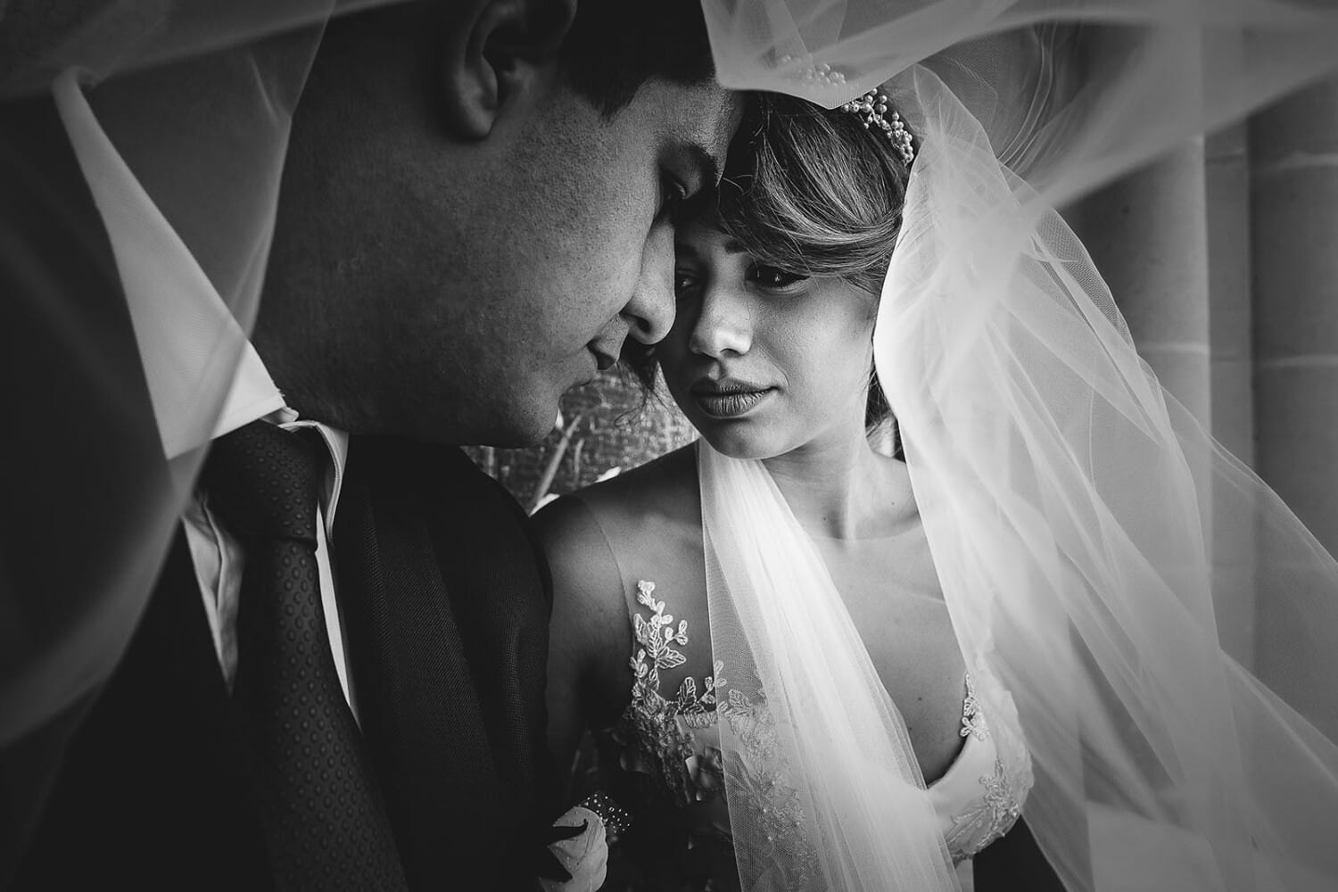 Mariage au Château de Beguin David Pommier photographe de mariage. Portrait de couple sous le voile. Armine Badeyan d'Arménie