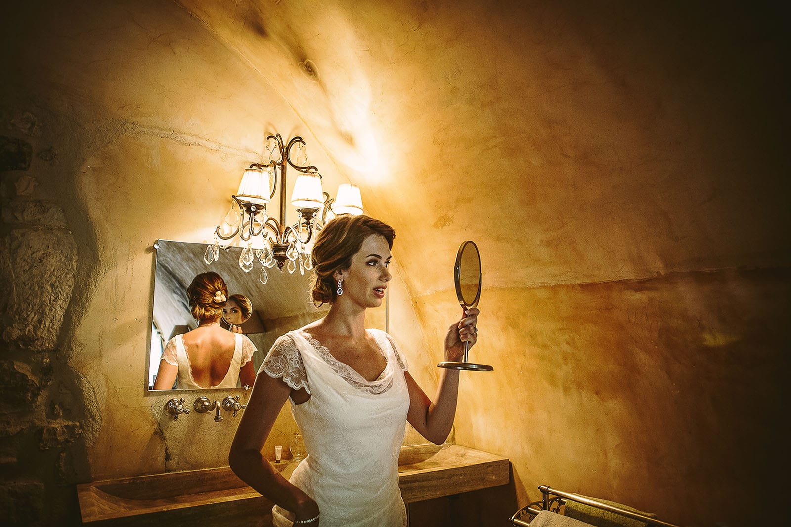 Mariage au Comptoir Saint Hilaire. La mariée découvre sa coiffure