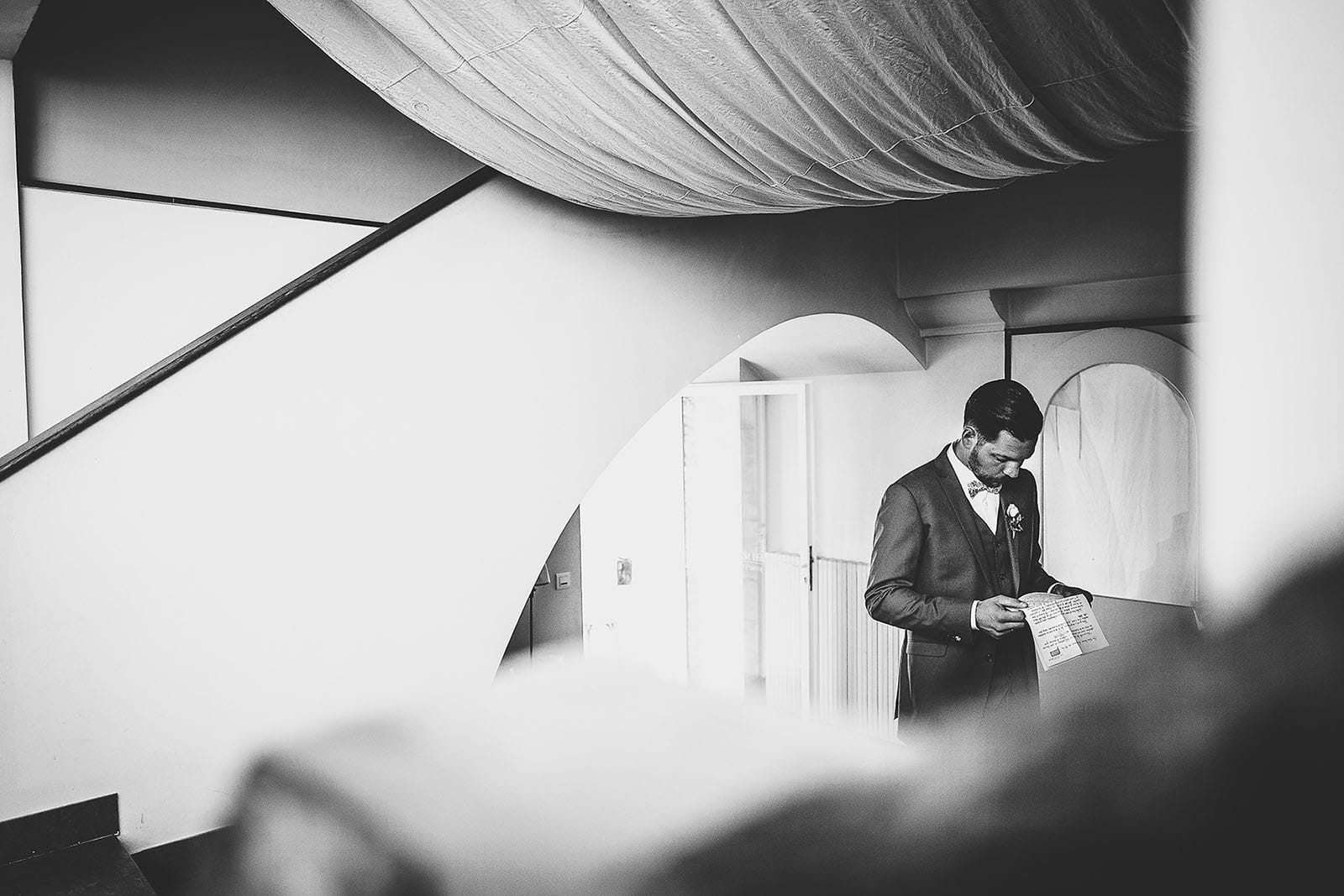 Mariage au Comptoir Saint Hilaire. Le marié lit une lettre que sa femme lui a laissé avant le mariage