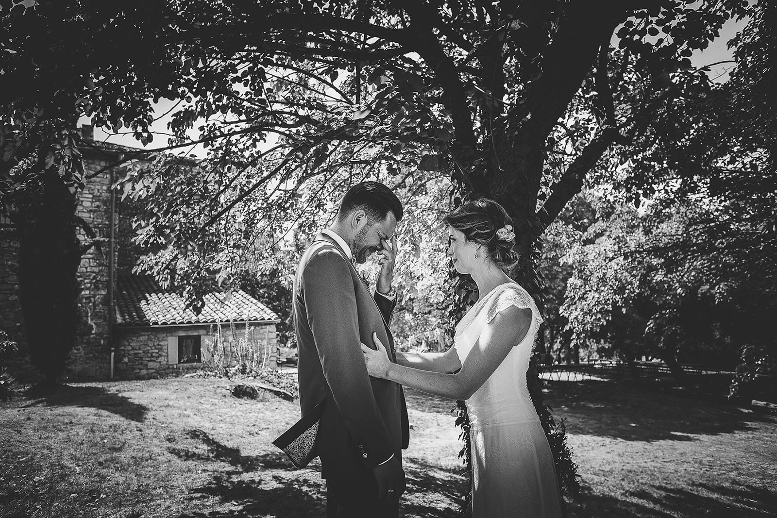 Mariage au Comptoir Saint Hilaire. Grande émotion du marié quand il découvre sa future femme avec sa robe