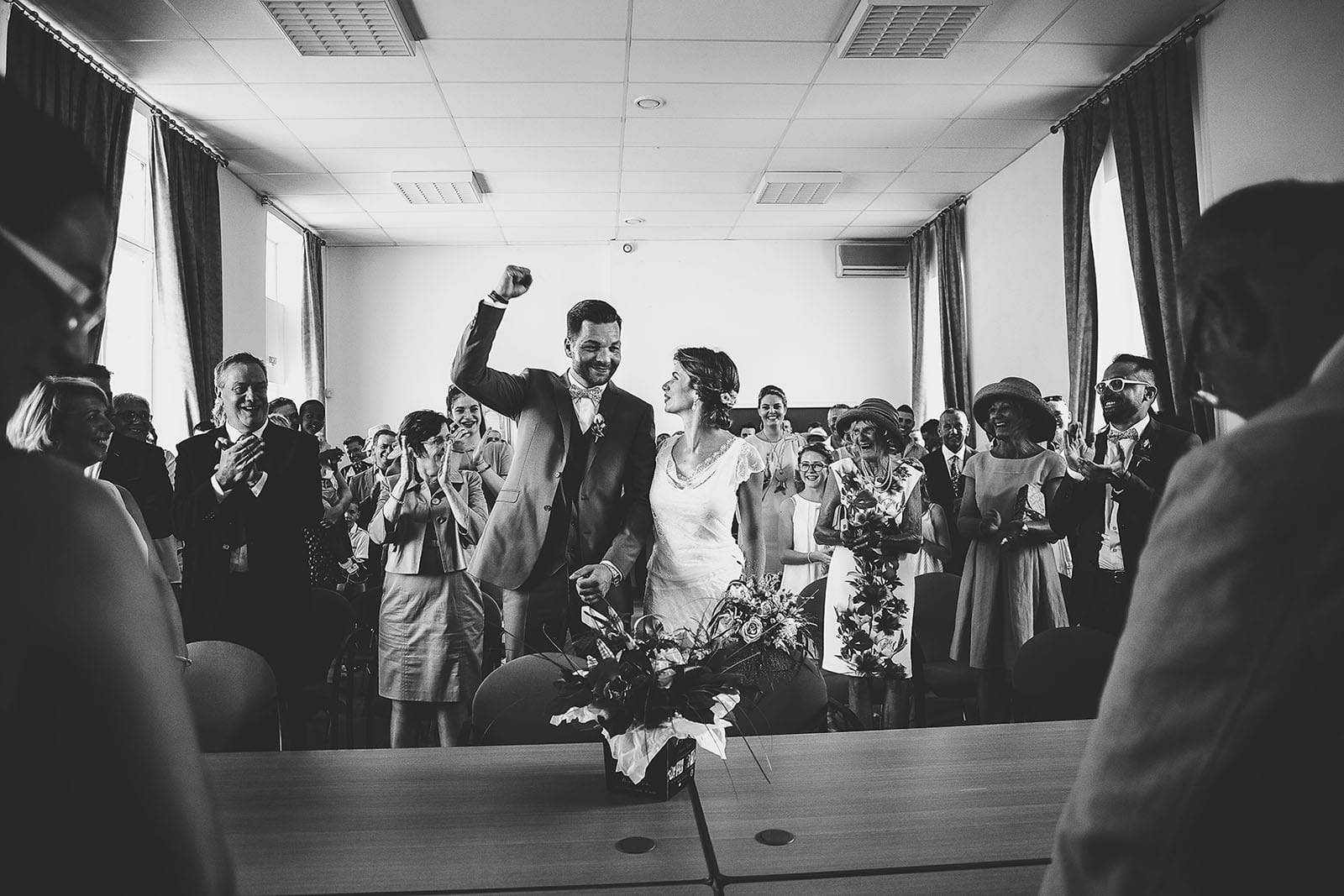 Mariage au Comptoir Saint Hilaire. Le marié heureux à la mairie. David Pommier photographe de mariage Sud de la France