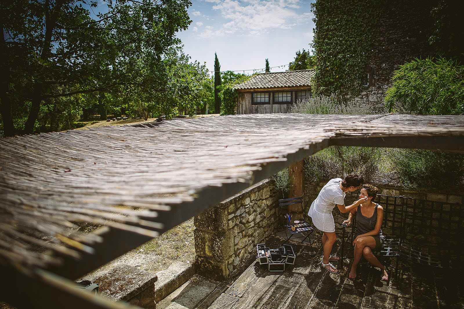 Mariage au Comptoir Saint Hilaire. Préparatifs de la mariée au Comptoir Saint Hilaire de Brethmas. David Pommier photographe de mariage