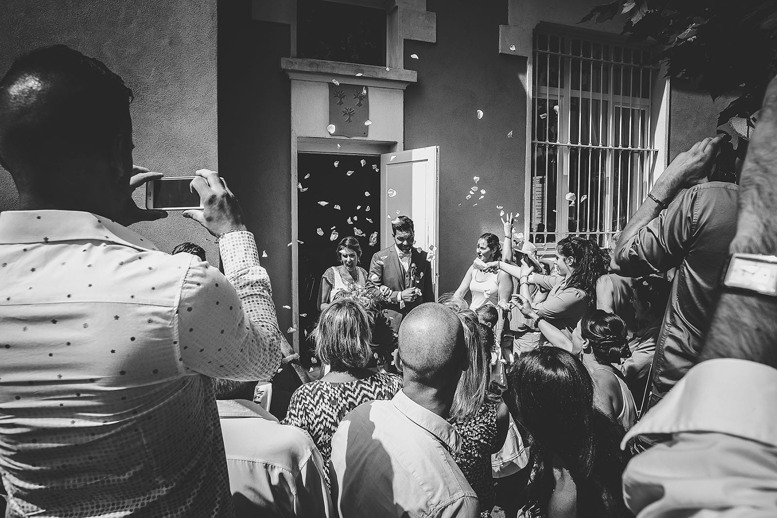 Mariage au Comptoir Saint Hilaire. La sortie de la mairie des mariés. David Pommier photographe de mariage dans le sud de la France