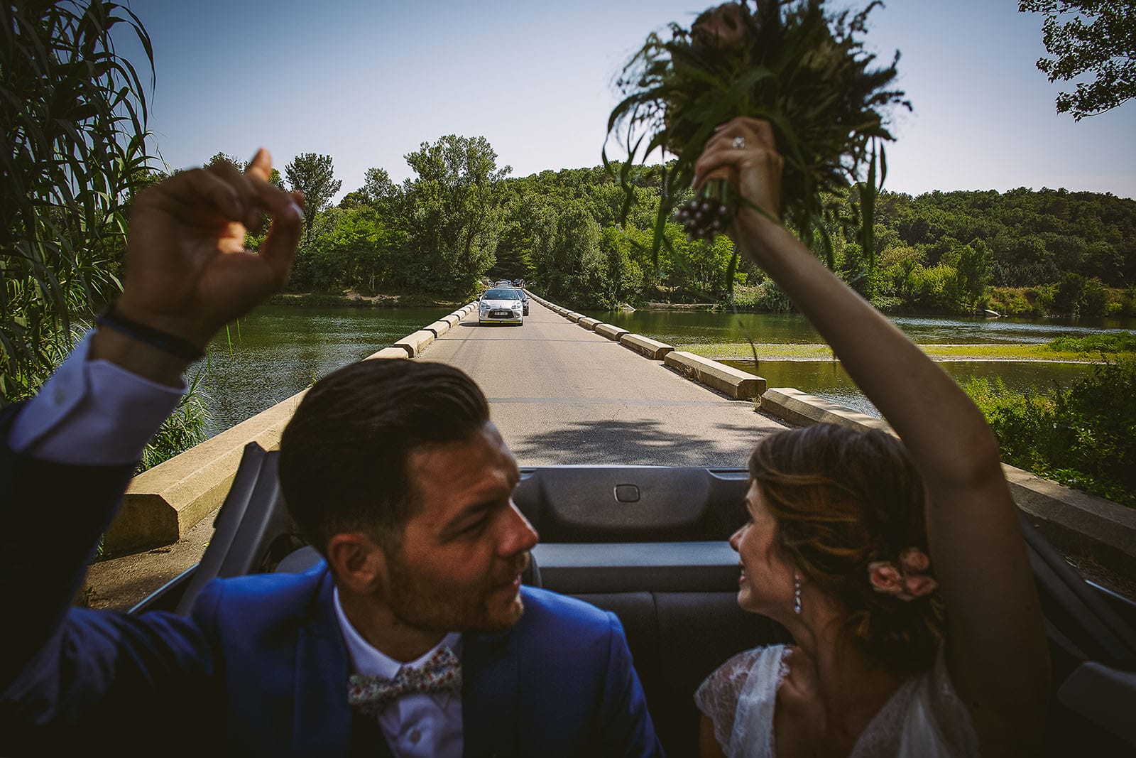 Mariage au Comptoir Saint Hilaire. Les mariés dans la voiture