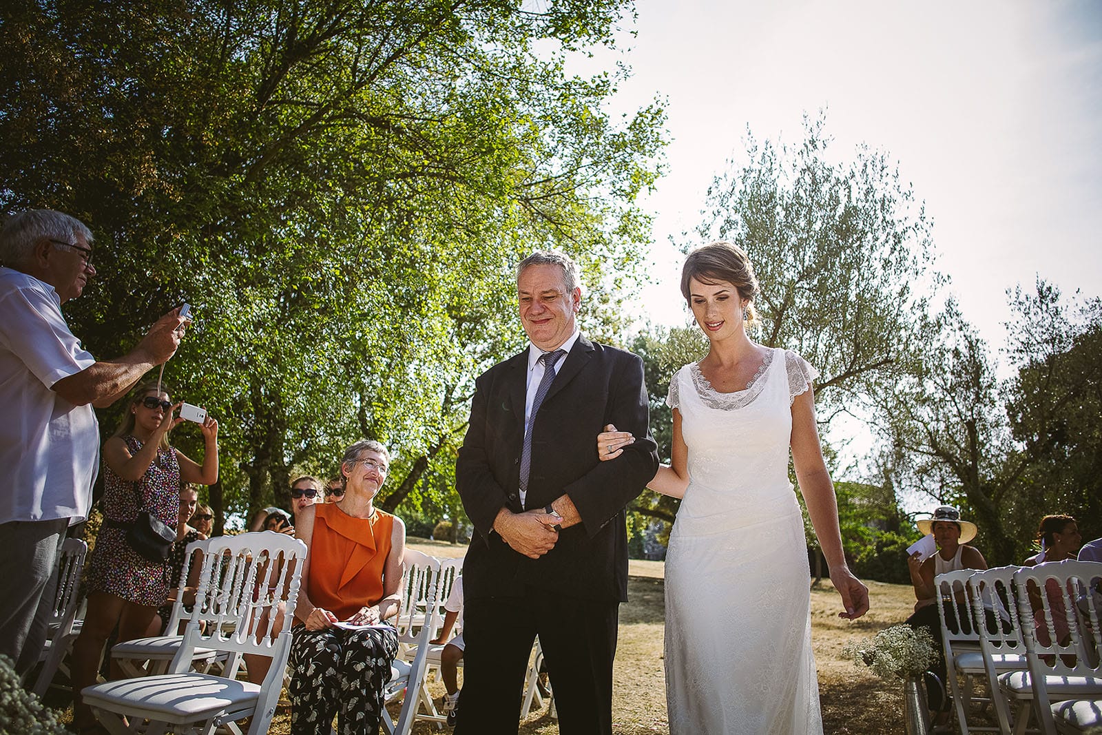 Mariage au Comptoir Saint Hilaire. Arrivée de la mariée au bras de son père à la cérémonie laïque. David Pommier photographe de mariage