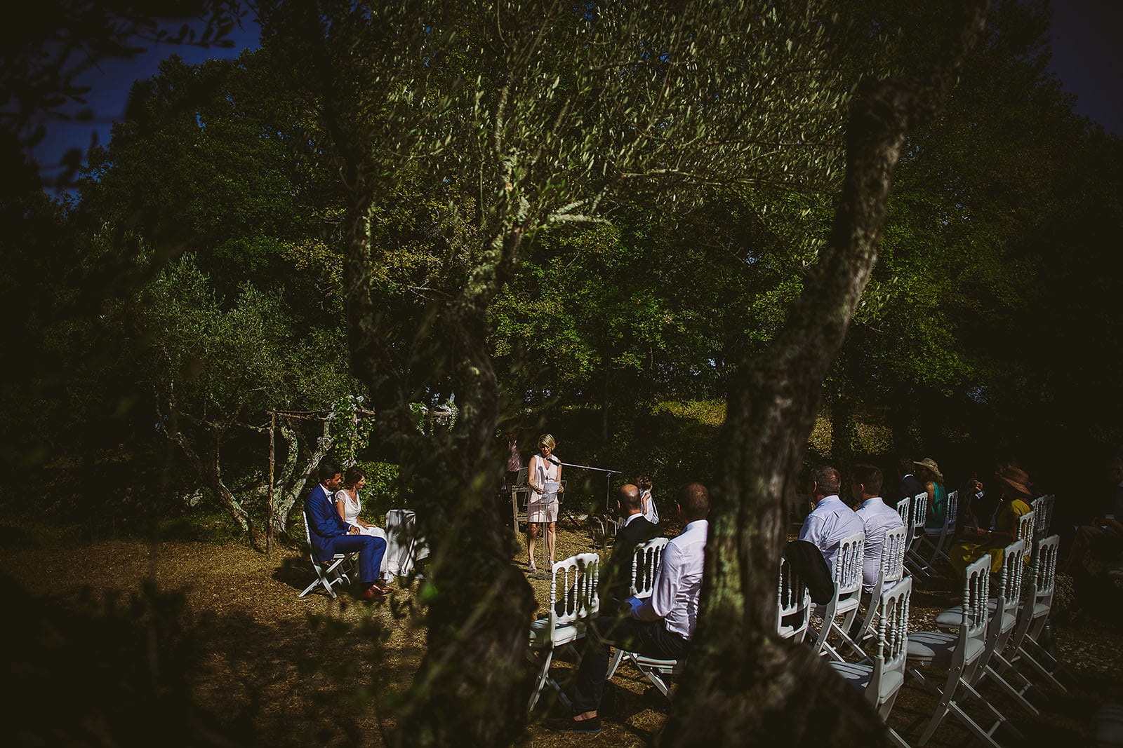 Mariage au Comptoir Saint Hilaire. La cérémonie laïque au milieu des oliviers