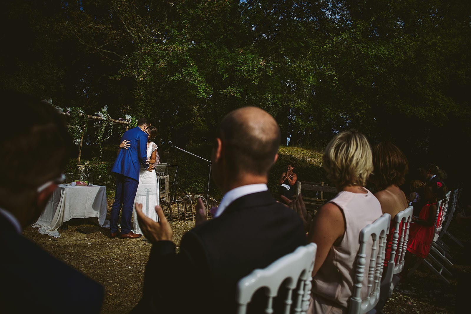 Mariage au Comptoir Saint Hilaire. Baiser des mariés pendant la cérémonie laïque au comptoir Saint Hilaire