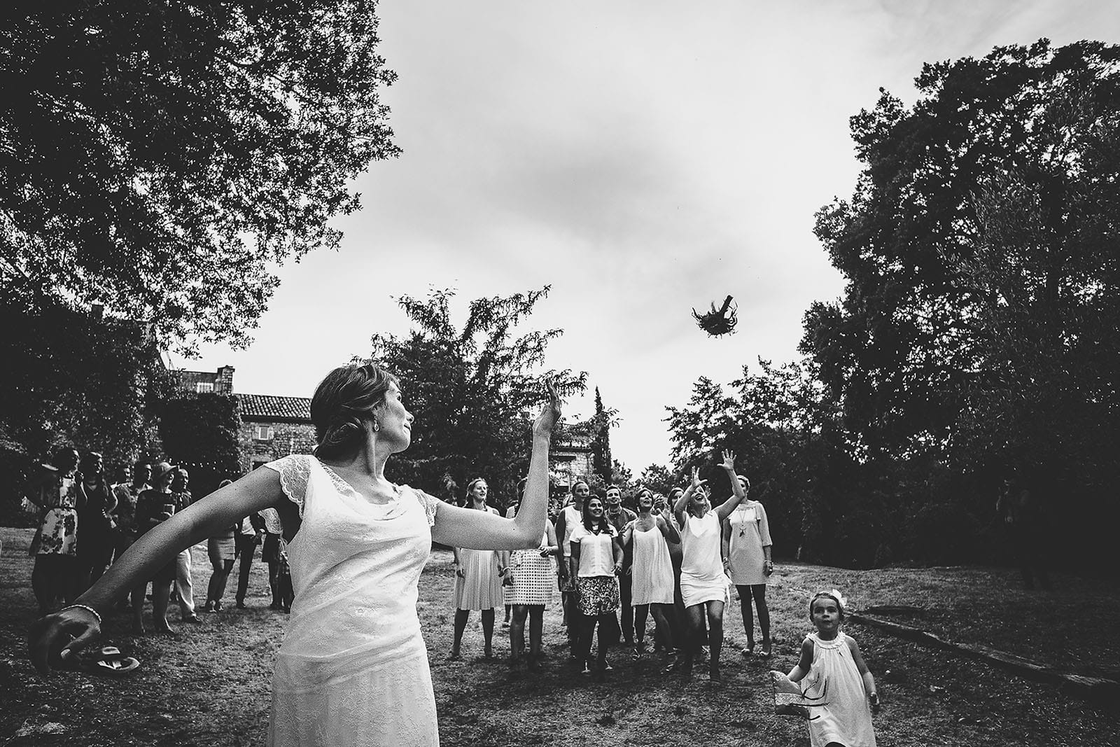 Mariage au Comptoir Saint Hilaire. Le lancé du bouquet de la mariée