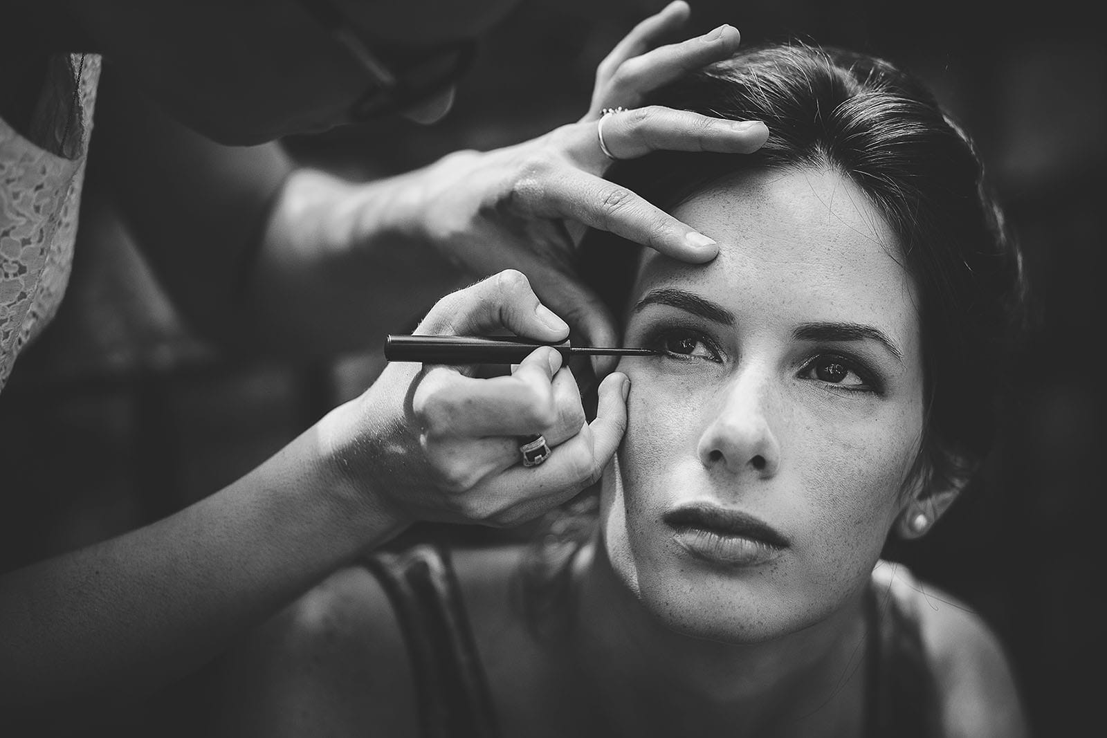 Mariage au Comptoir Saint Hilaire. Beau portrait de la mariée durant les préparatifs et le maquillage. David Pommier Photographe de mariage