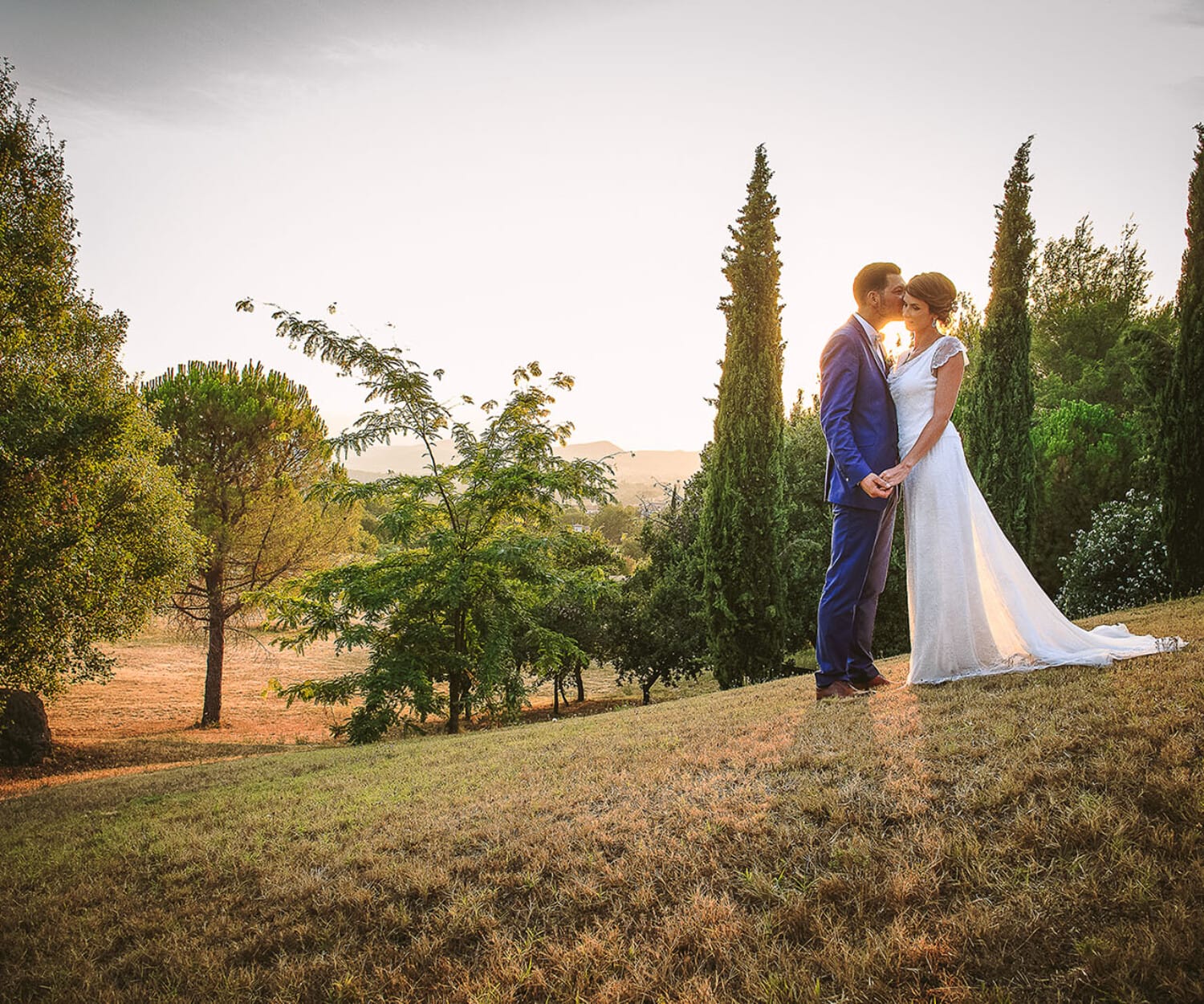 Mariage au Comptoir Saint Hilaire. Photo de couple avec une belle lumière en contre jour