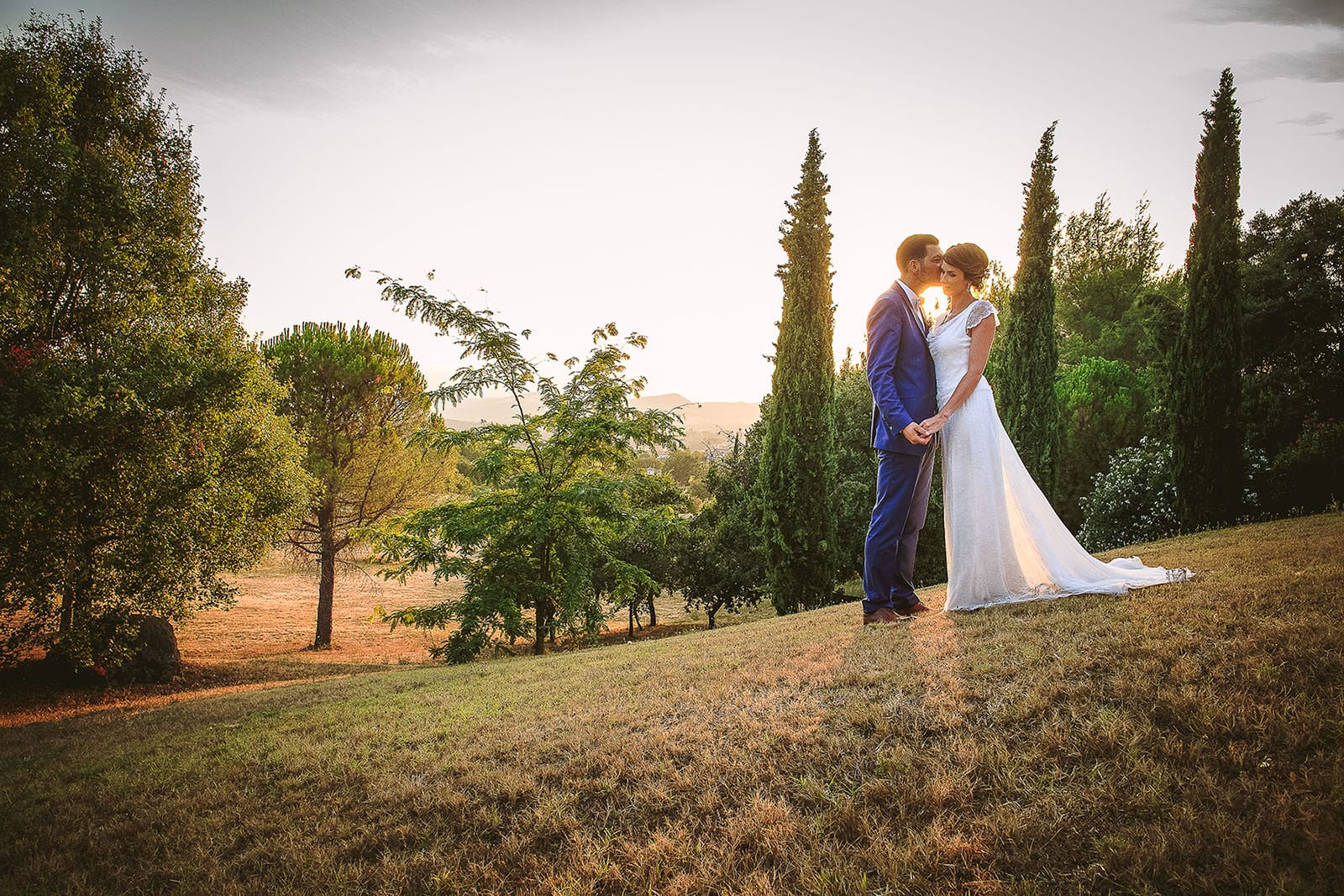 Mariage au Comptoir Saint Hilaire. Photo de couple avec une belle lumière en contre jour