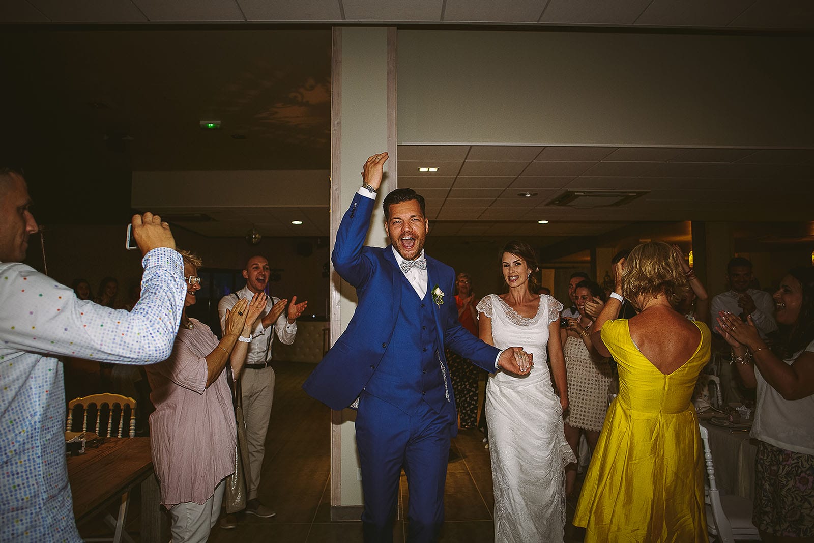 Mariage au Comptoir Saint Hilaire. Les mariés entrent dans la salle. David Pommier photographe de mariage à Nîmes