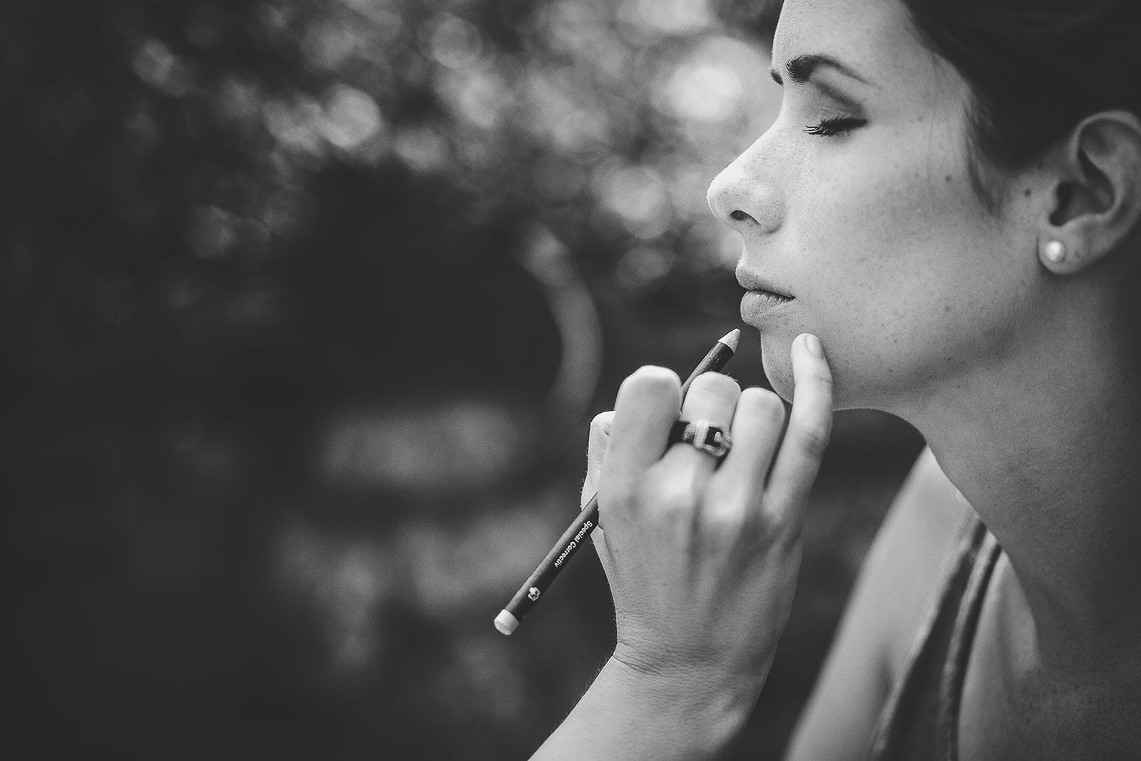 Mariage au Comptoir Saint Hilaire. La mariée se fait maquiller. Photographe de mariage David Pommier