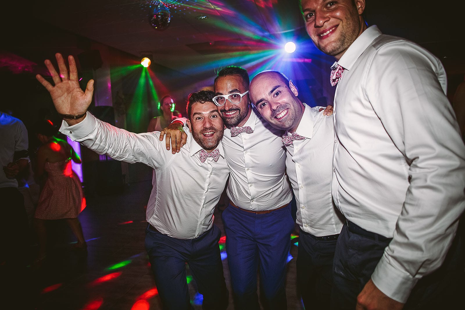 Mariage au Comptoir Saint Hilaire. Portrait des hommes pendant la soirée dansante