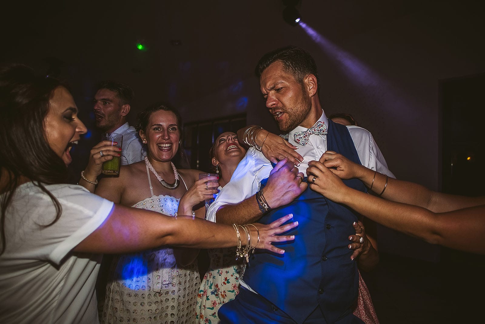 Mariage au Comptoir Saint Hilaire. Le marié danse de façon très sensuelle