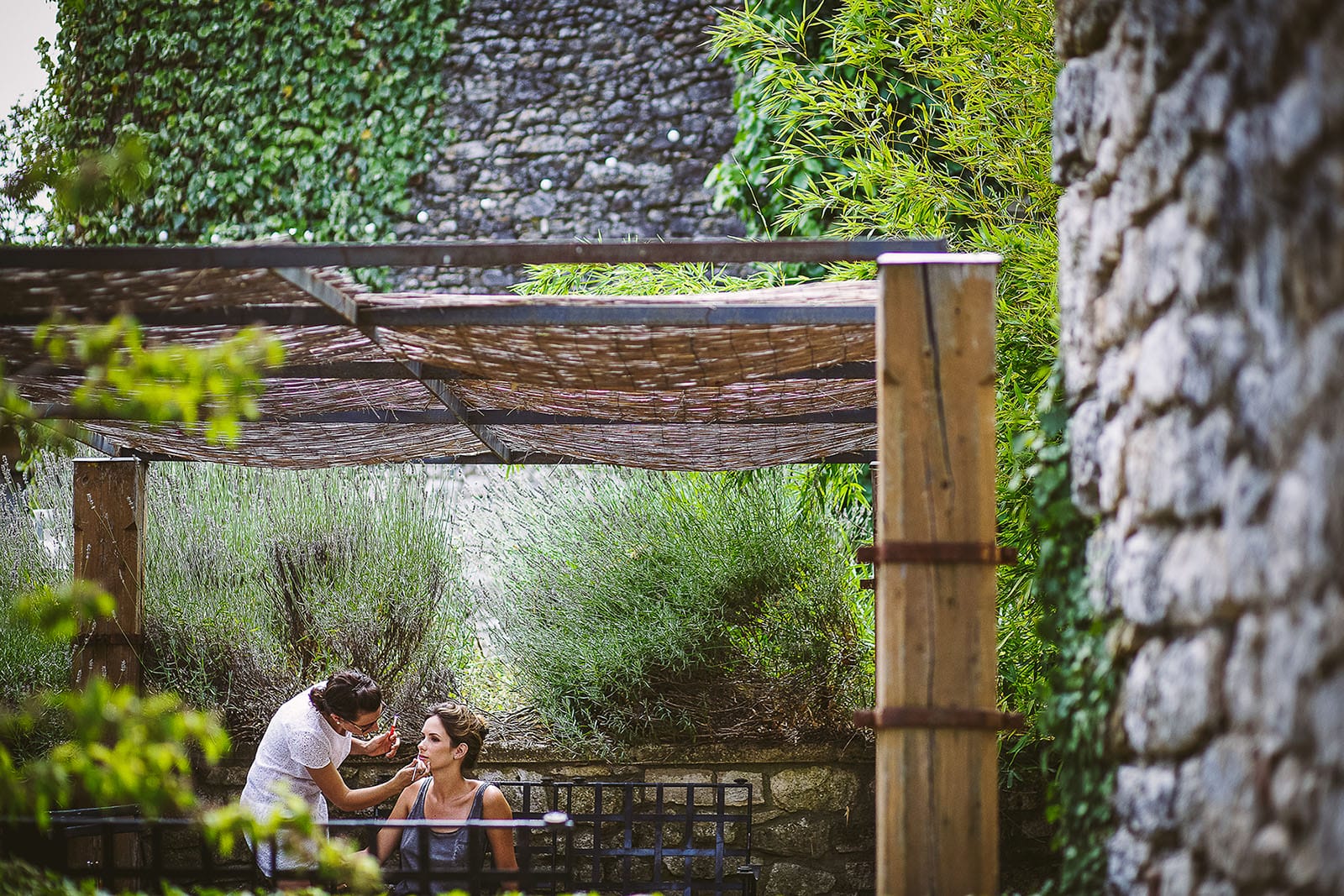 Mariage au Comptoir Saint Hilaire. Préparatifs de la mariée en extérieur.