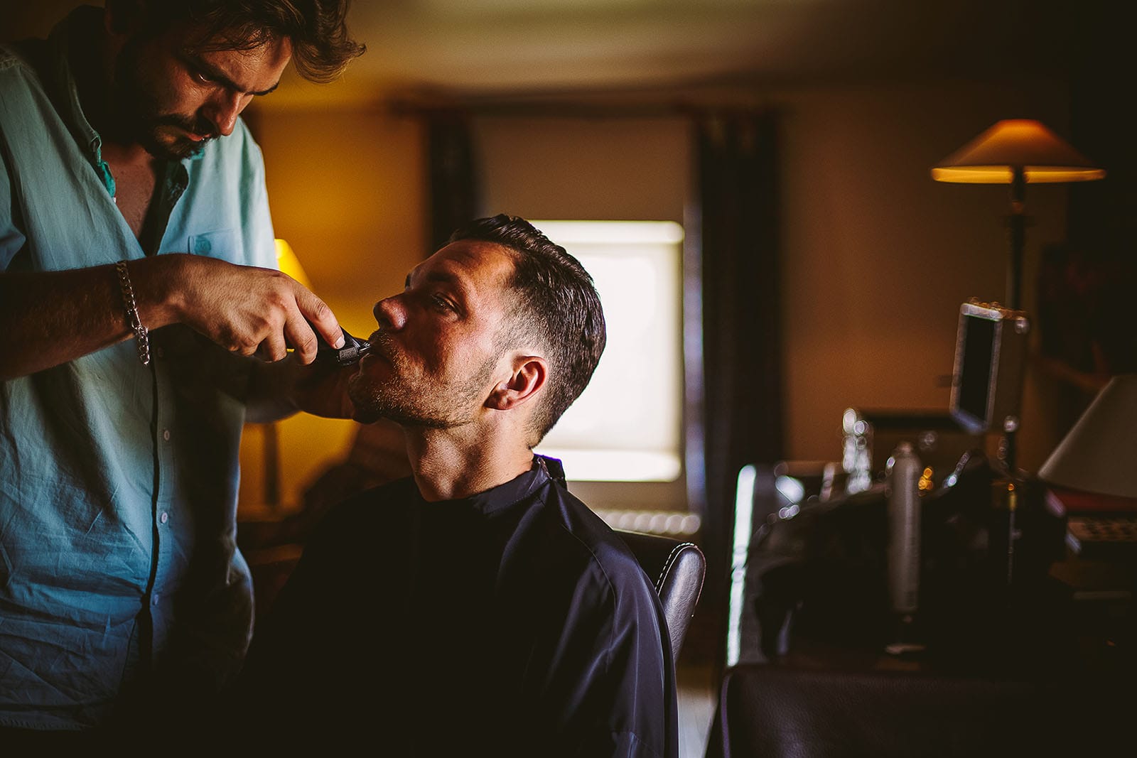 Mariage au Comptoir Saint Hilaire. Le marié se fait raser