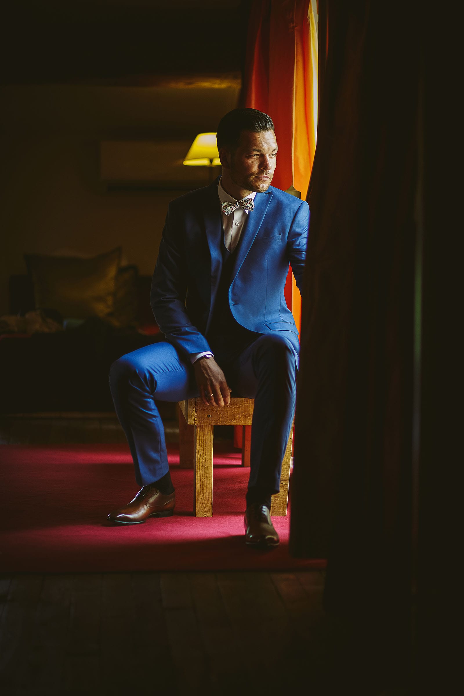 Mariage au Comptoir Saint Hilaire. Portrait du marié devant une fenêtre. David Pommier photographe de mariage au Comptoir Saint Hilaire