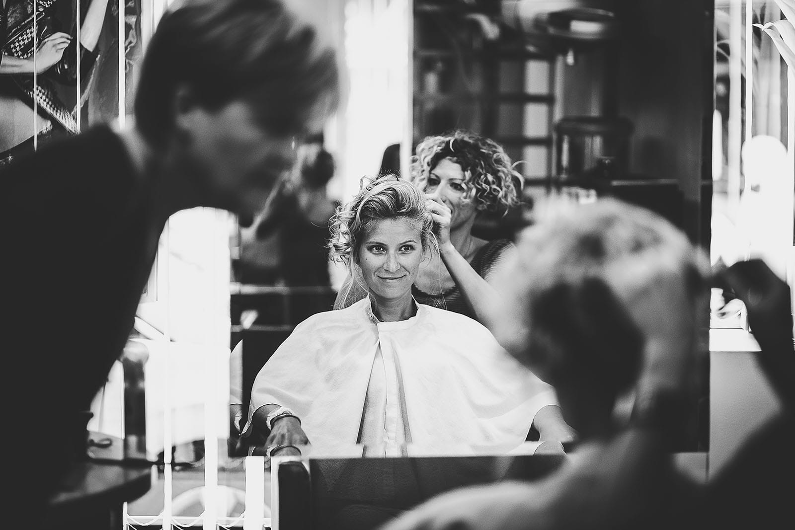 Mariage à Lyon. David Pommier photographe de mariage. La mariée se fait coiffer