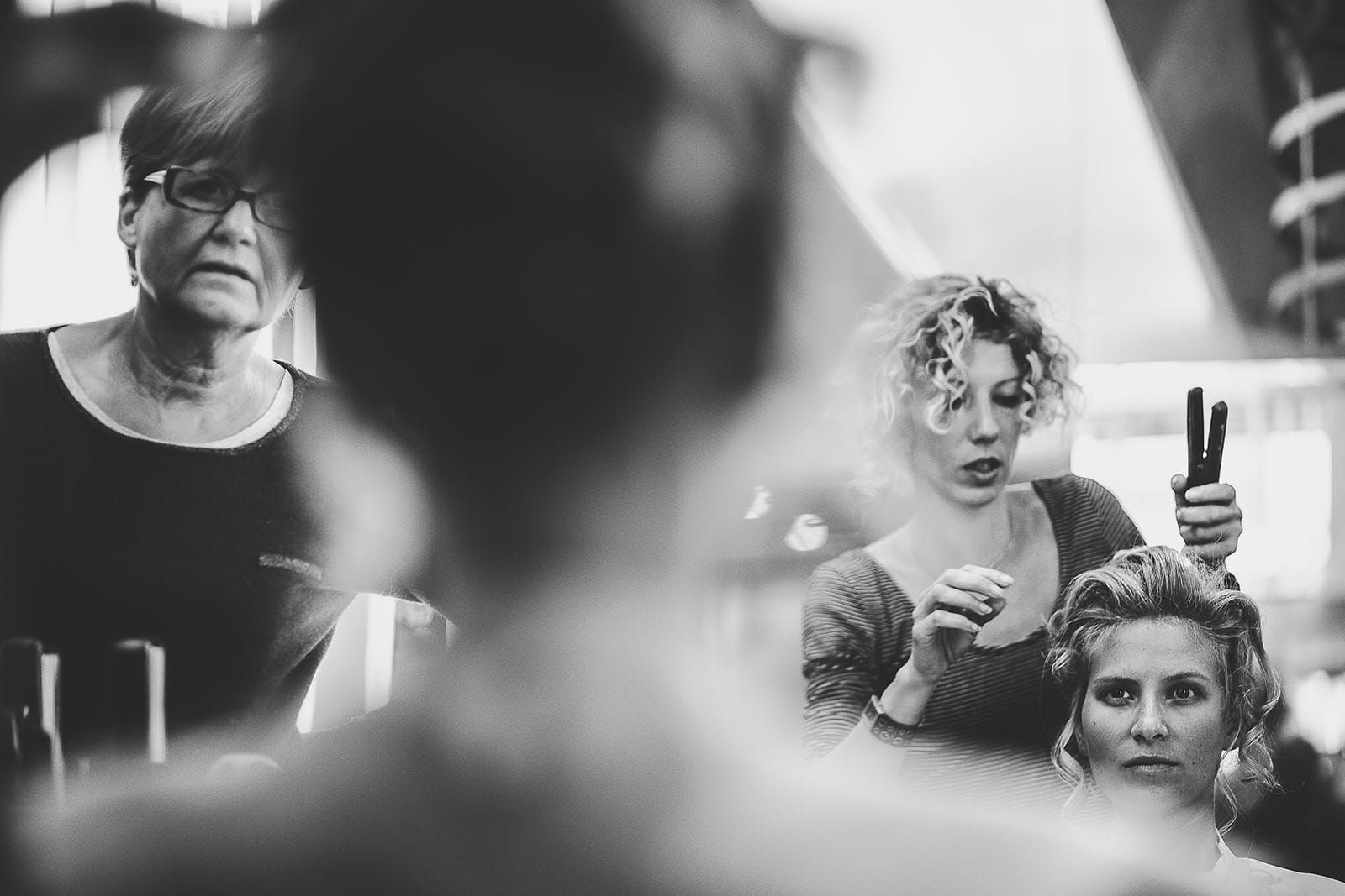 Mariage à Lyon. David Pommier photographe de mariage. Coiffure de la mariée en salon