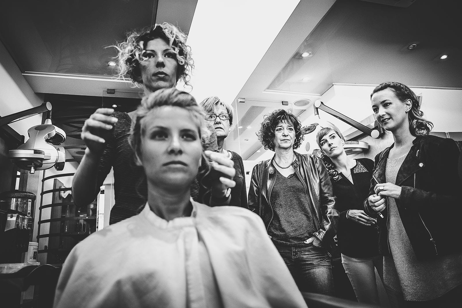 Mariage à Lyon. David Pommier photographe de mariage. La mariée avec ses amies durant les préparatifs