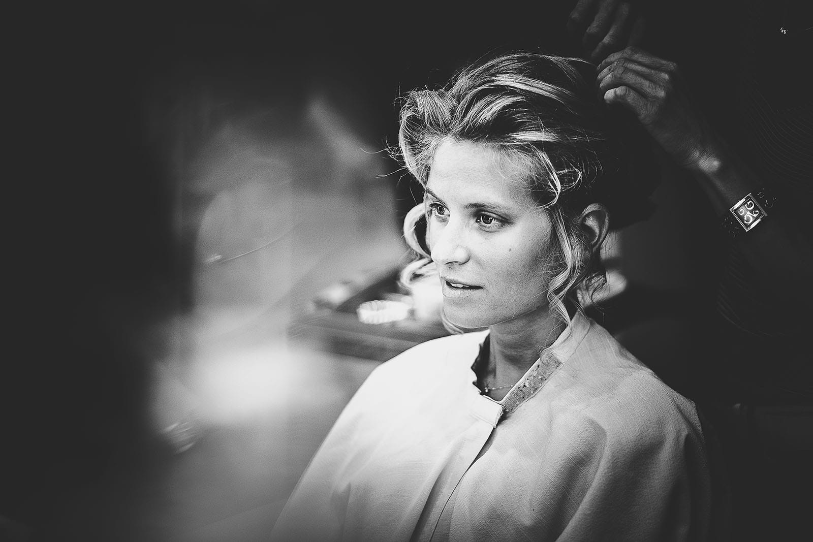Mariage à Lyon. David Pommier photographe de mariage. Portrait de la mariée pendant la coiffure