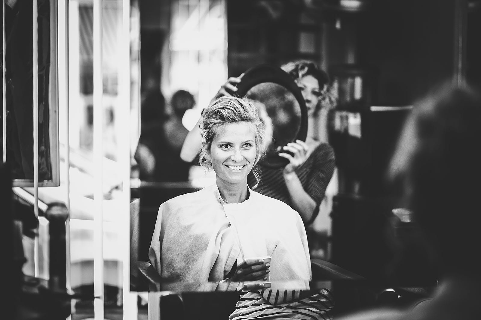 Mariage à Lyon. David Pommier photographe de mariage. Découverte de sa coiffure par la mariée