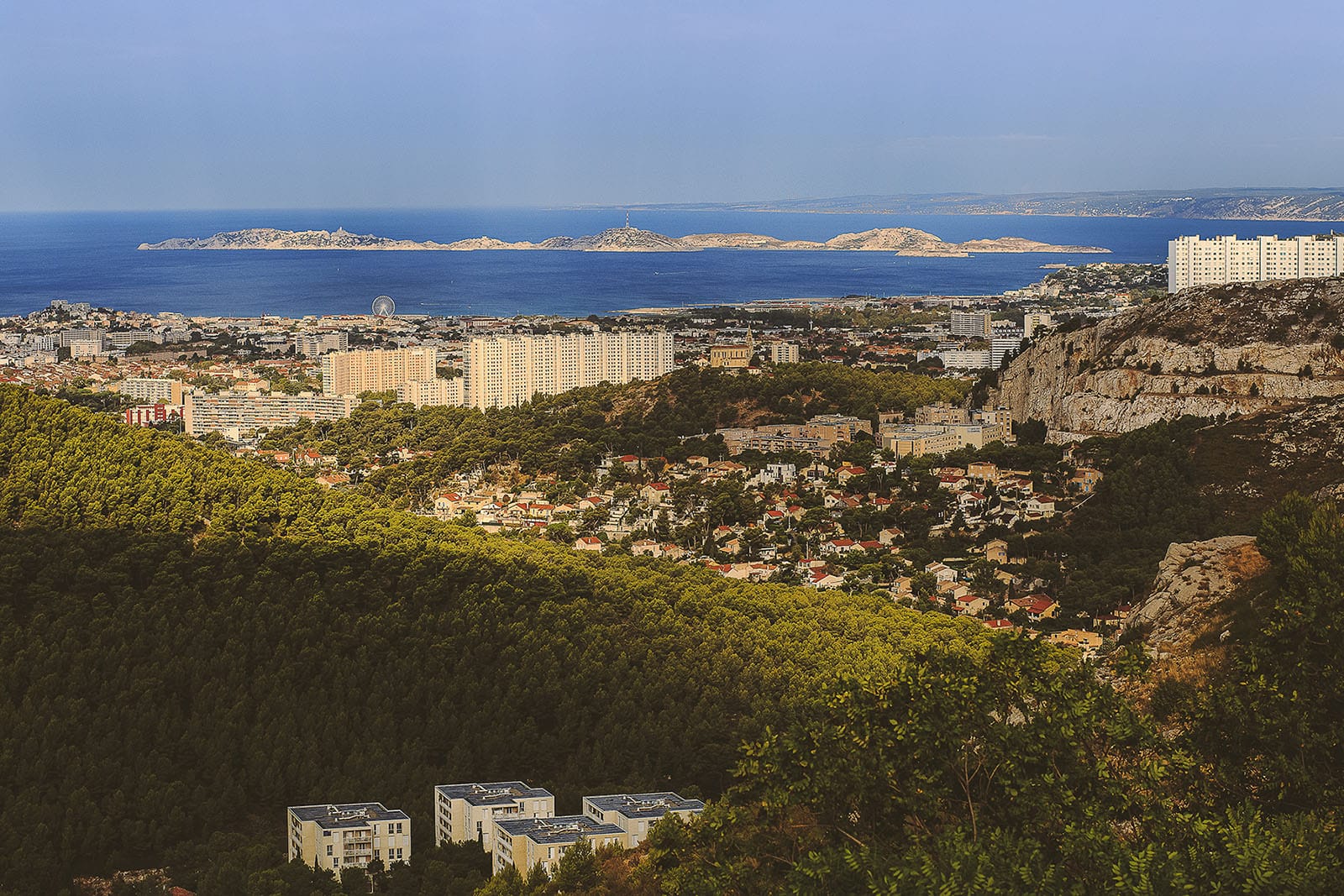 Mariage Villa Quélude David Pommier photographe de mariage. La ville de Marseille et son port vu du des hauteurs