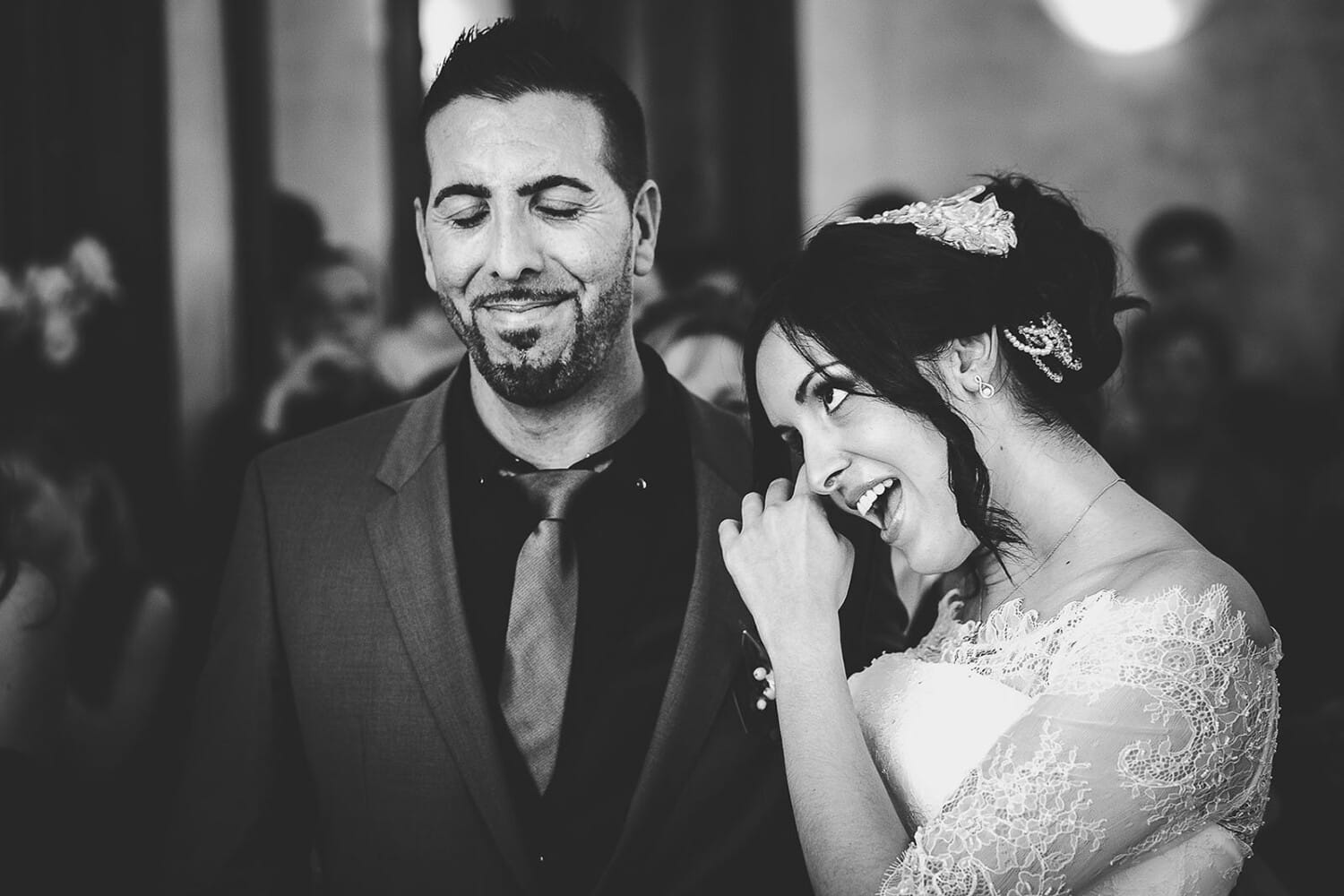 Mariage Villa Quélude David Pommier photographe de mariage. L'émotion des mariés à la mairie de Marseille