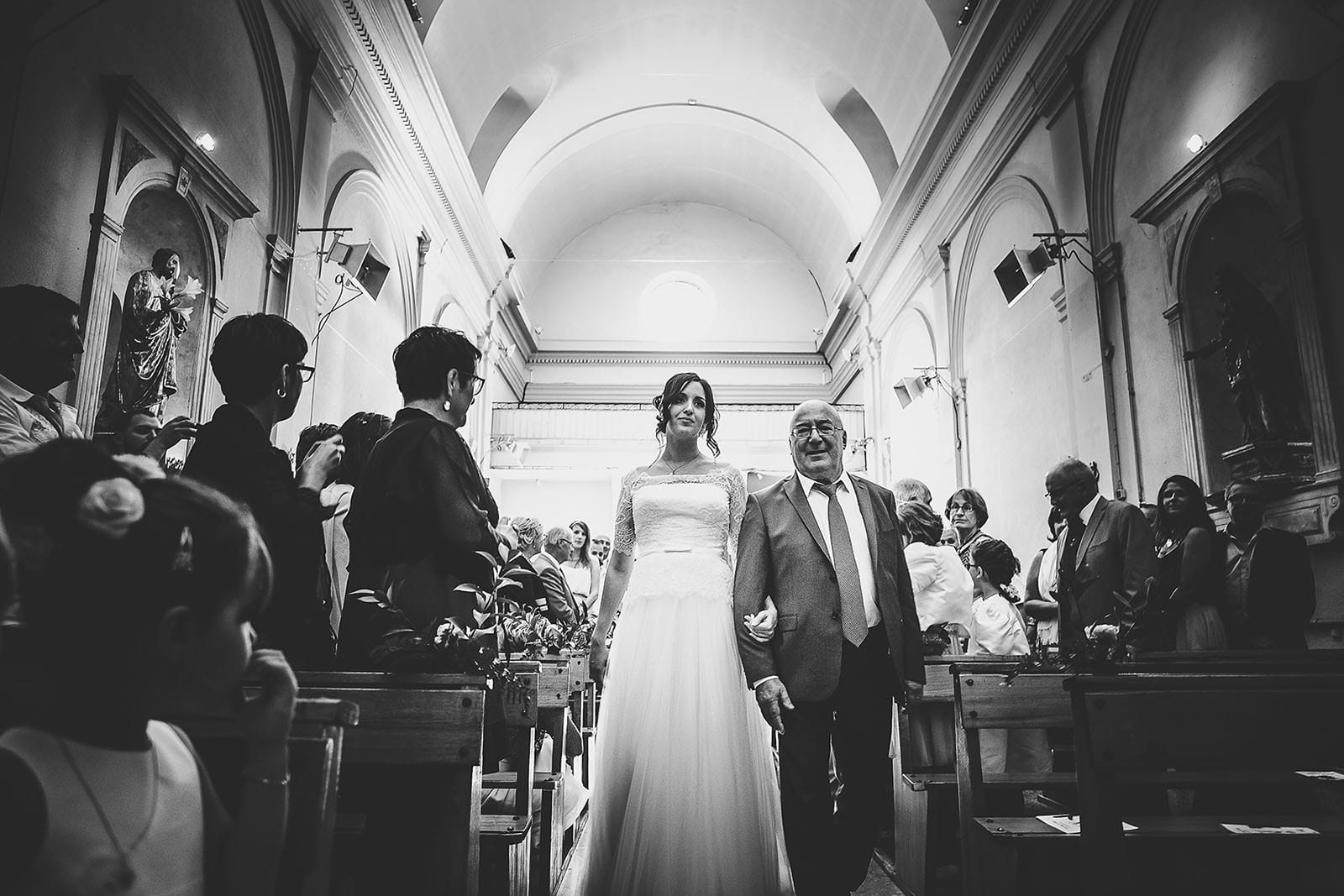 Mariage Villa Quélude David Pommier photographe de mariage. Entrée de la mariée dans l'église