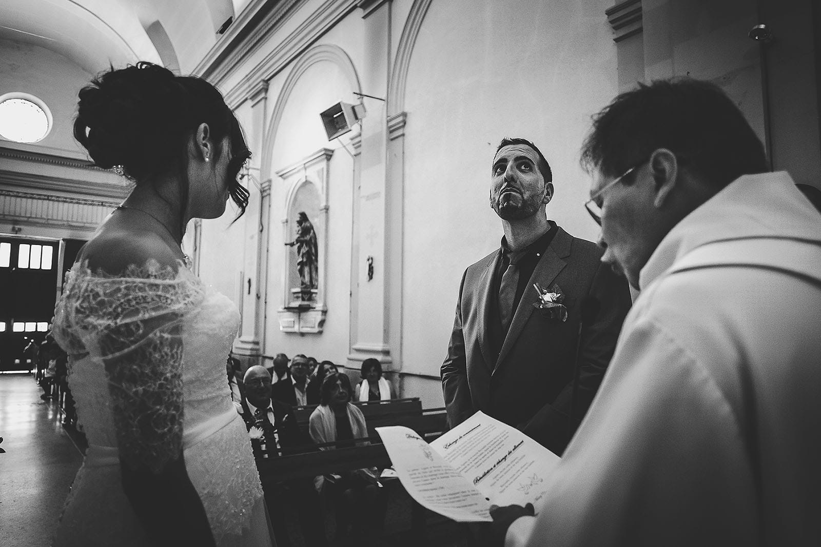 Mariage Villa Quélude David Pommier photographe de mariage. L'émotion du marié à l'église de Marseille