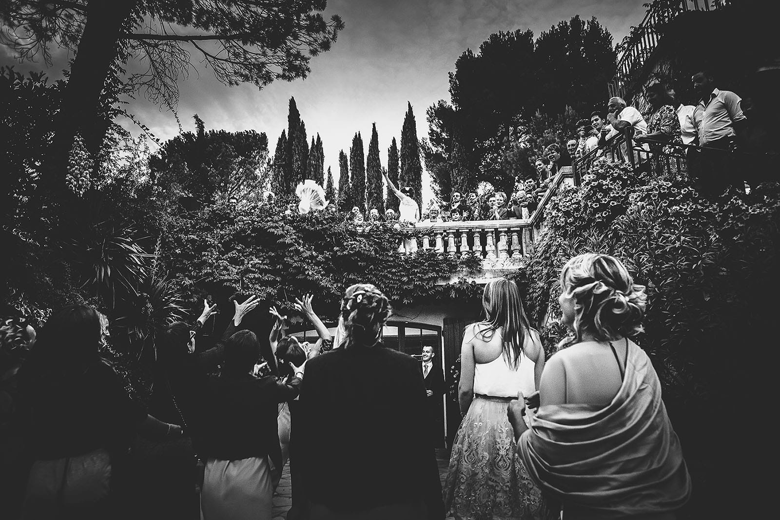 Mariage Villa Quélude David Pommier photographe de mariage. Beau lancé de bouquet de mariée