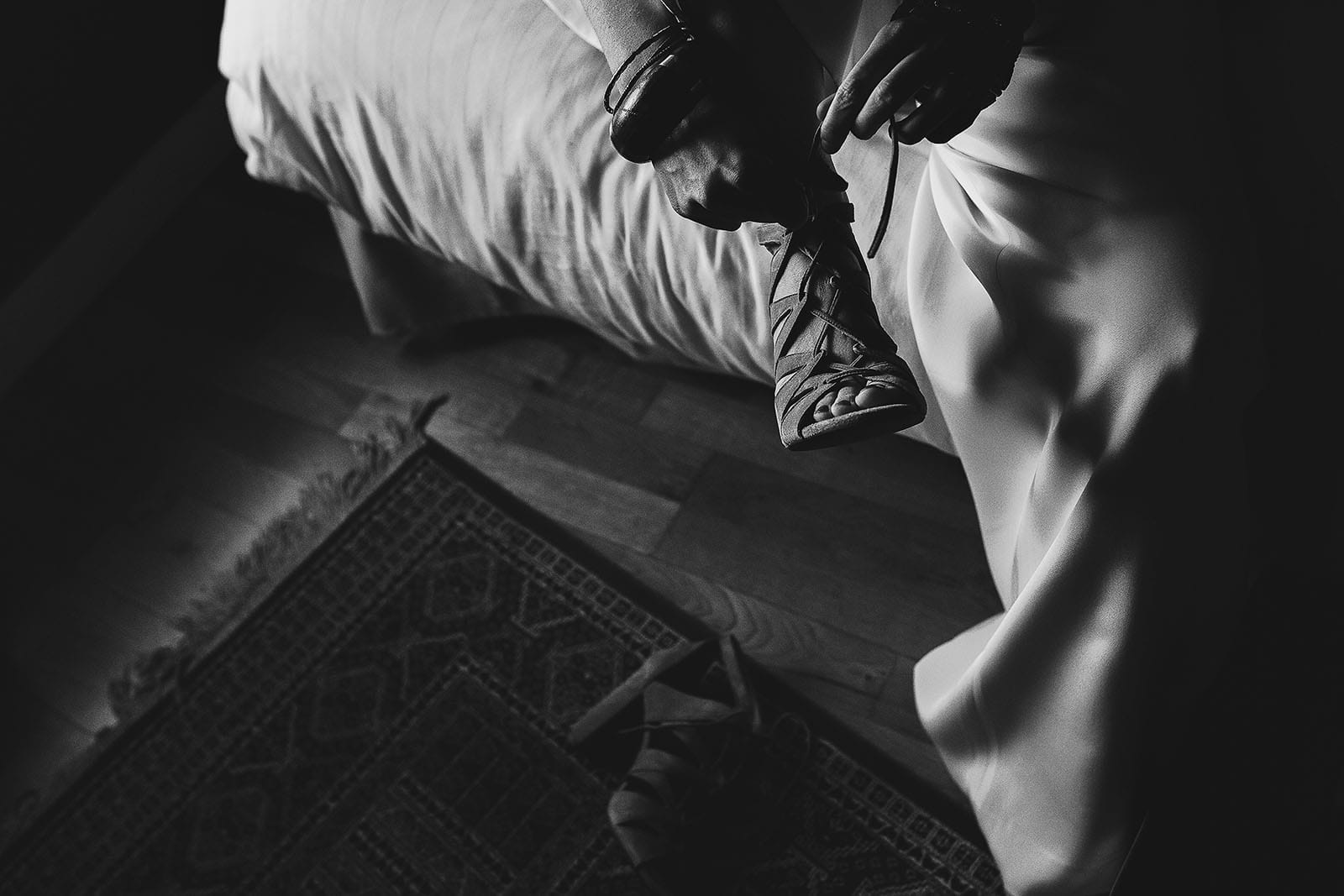 Photographe de mariage à Clermont Ferrand La mariée met ses chaussures