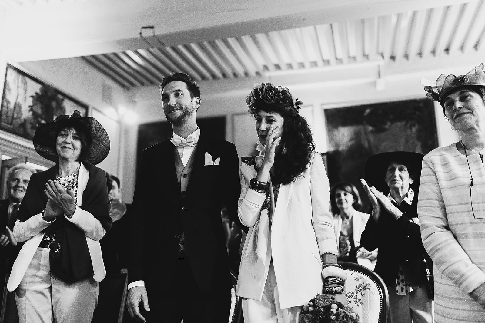 Photographe de mariage à Clermont Ferrand Emotion de la mariée à la mairie