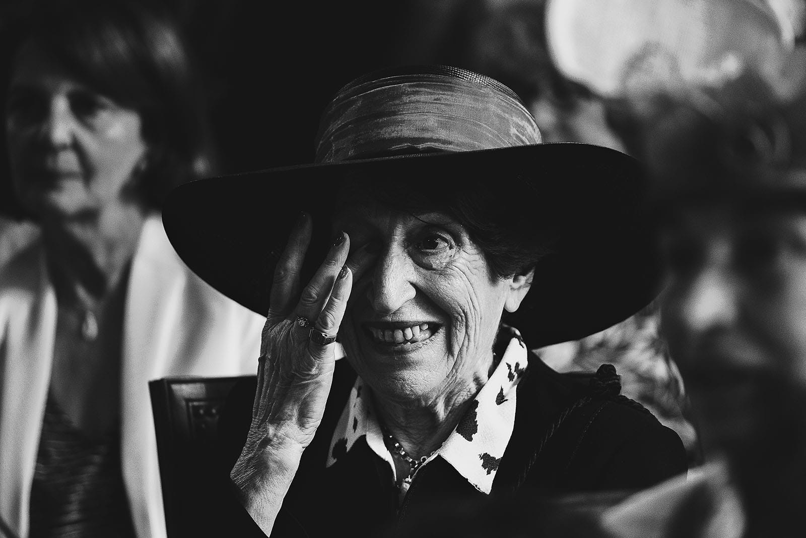 Photographe de mariage à Clermont Ferrand La grand mère émue qui pleure