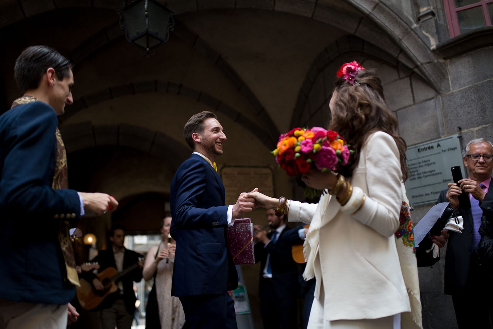 Photographe de mariage à Clermont Ferrand Les mariés dansent à la sortie de la cérémonie