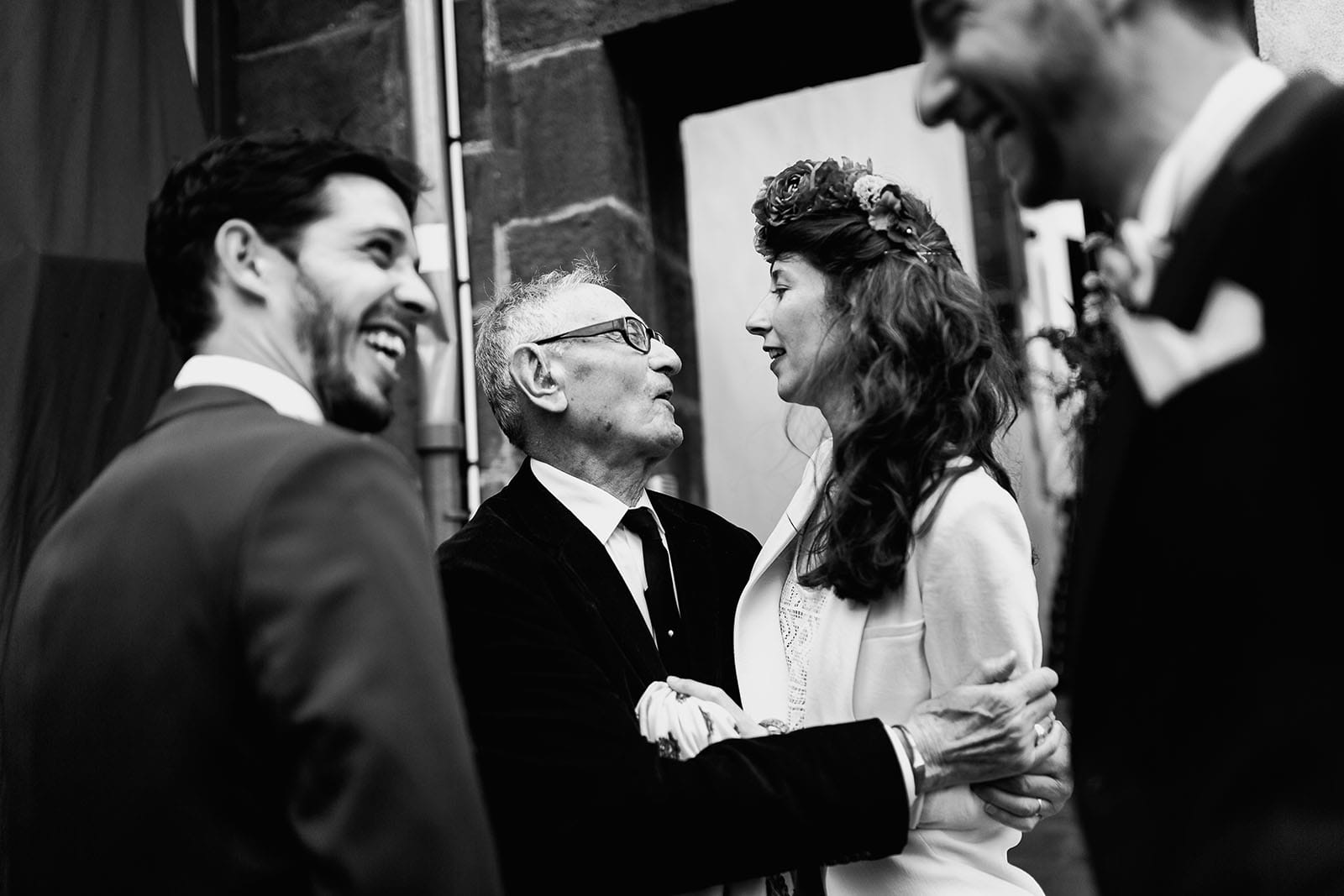 Photographe de mariage à Clermont Ferrand Embrassade