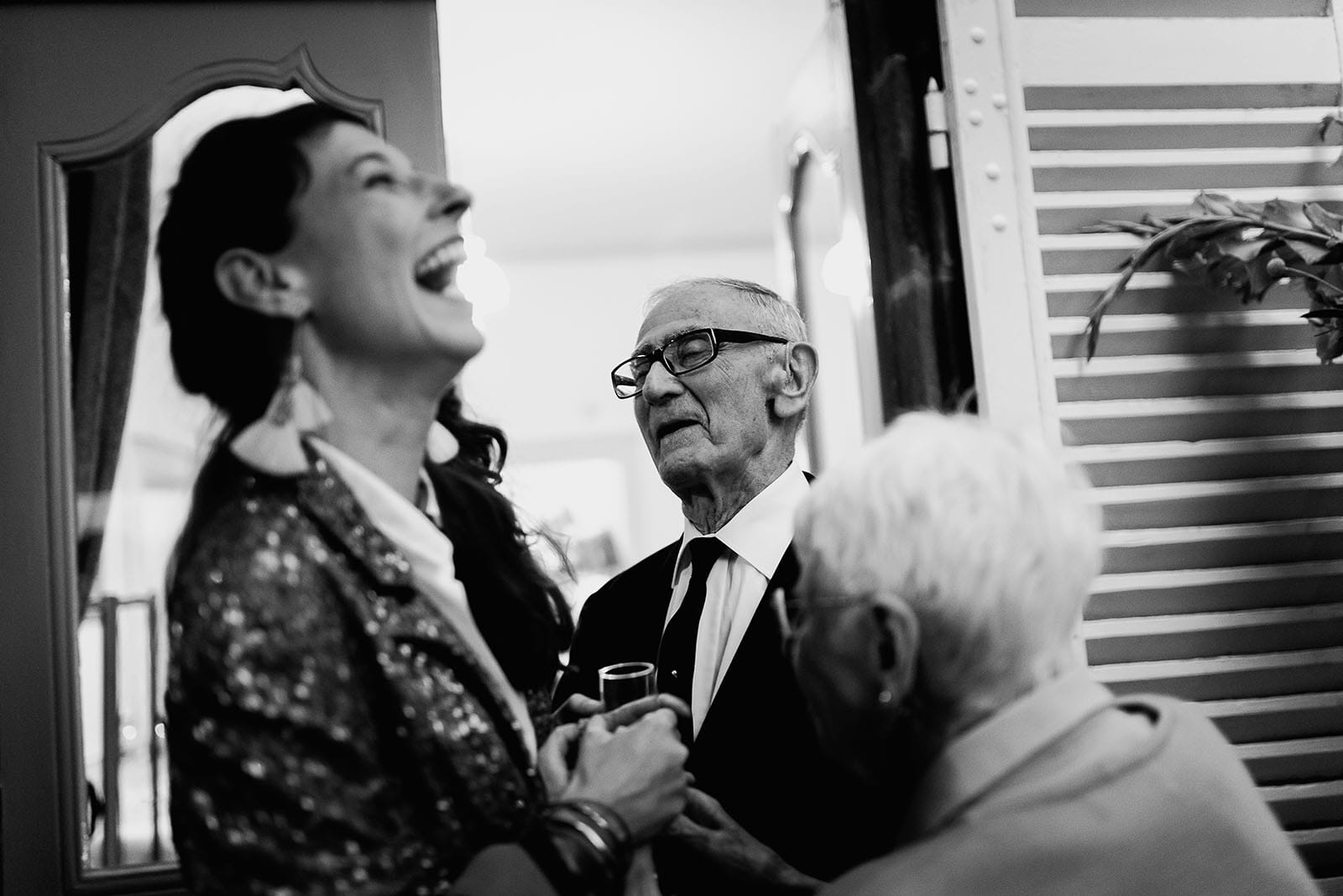 Photographe de mariage à Clermont Ferrand La mariée avec son grand père