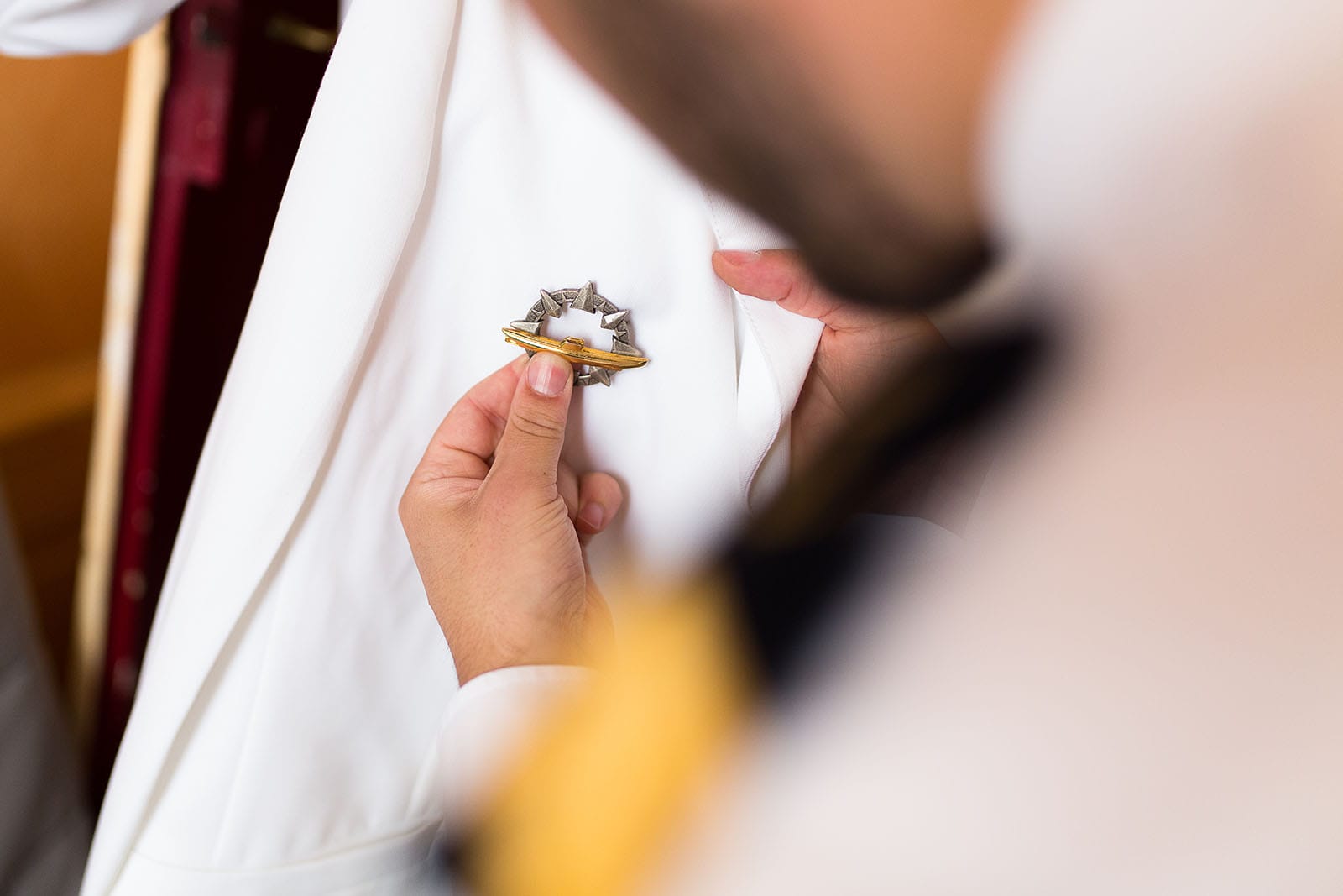Photographe de mariage à Lyon. Costume marin du marié