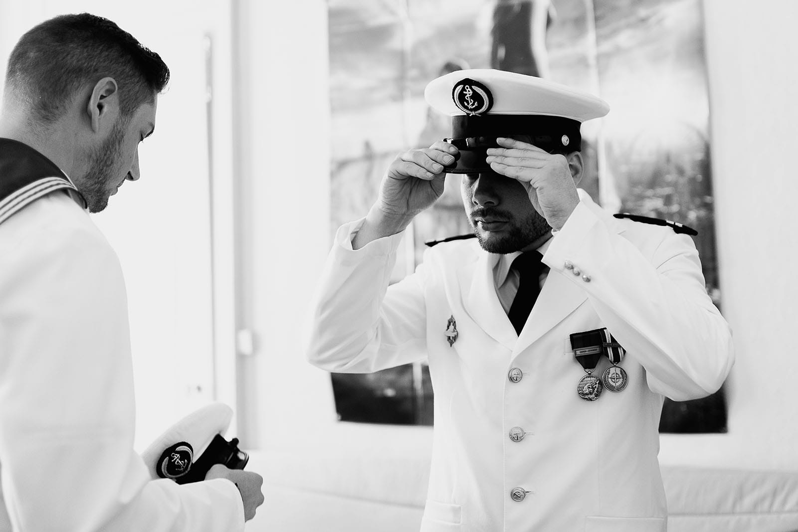 Photographe de mariage à Lyon. Préparatifs du marié. Chapeau marin