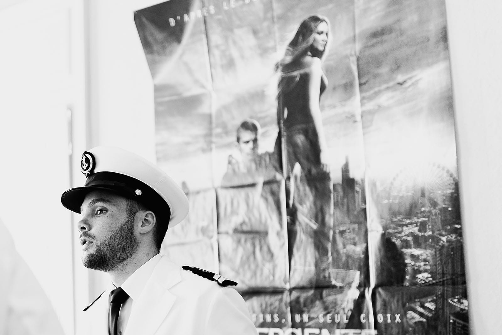 Photographe de mariage à Lyon. Le marié en marin qui s'habille