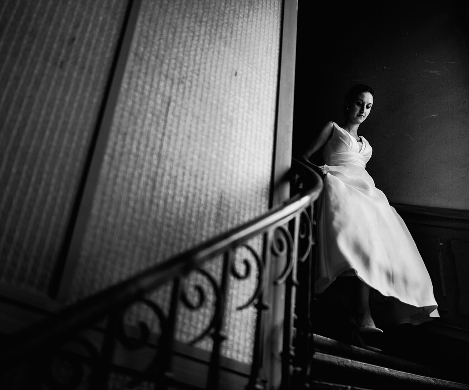 Photographe de mariage à Lyon. La descente d'escalier de la mariée