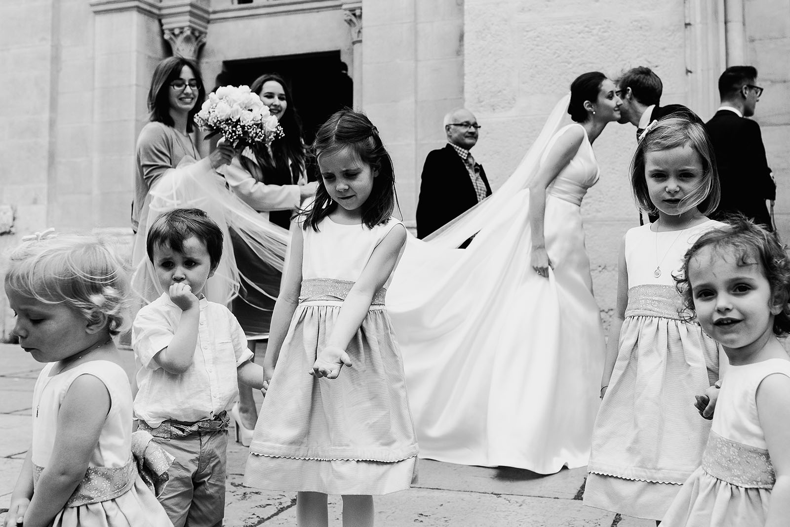 photographe-mariage-lyon-chateau-de-pizay-david-pommier (229) Meilleures photographies de mariage du photographe de mariage David Pommier. Lyon 2. Photographe de mariage à Lyon. L'entrée de l'église avec la mariée et les enfants d'honneur