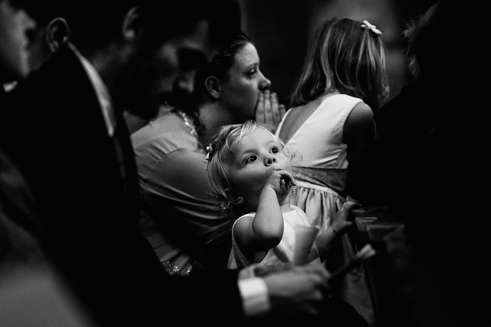 Photographe de mariage à Lyon. Les enfants à l'église durant la cérémonie