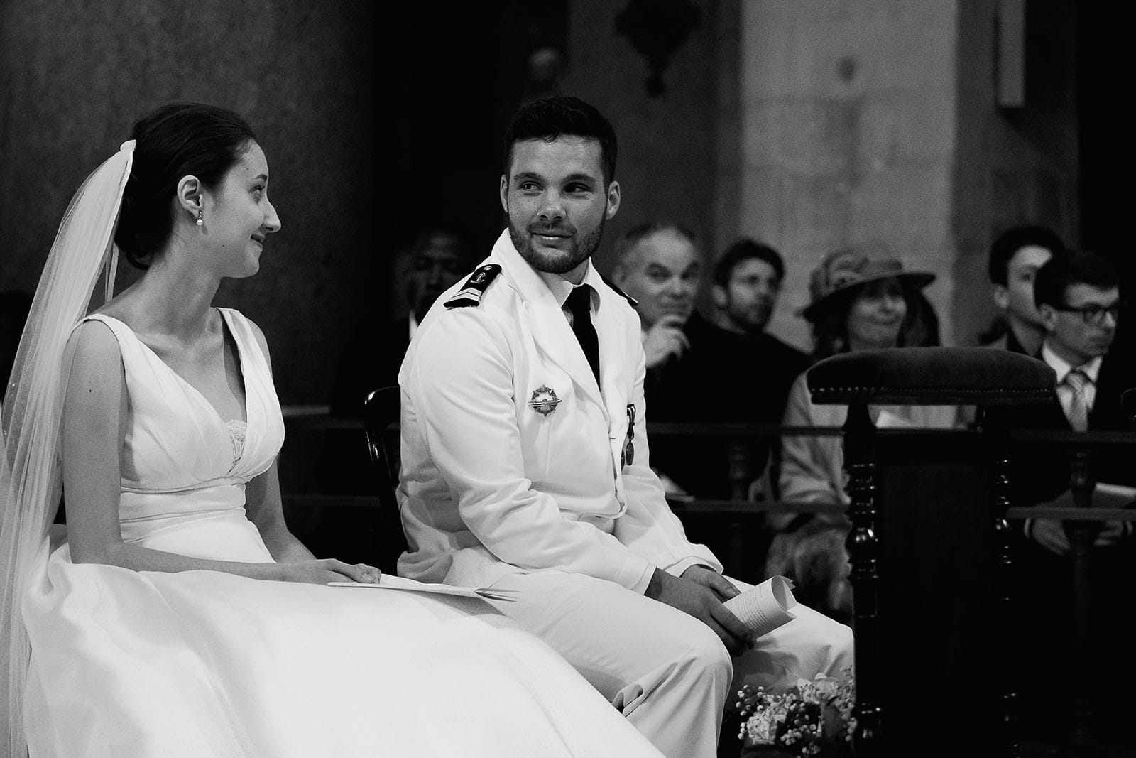 Photographe de mariage à Lyon. Les mariés échangent un regard